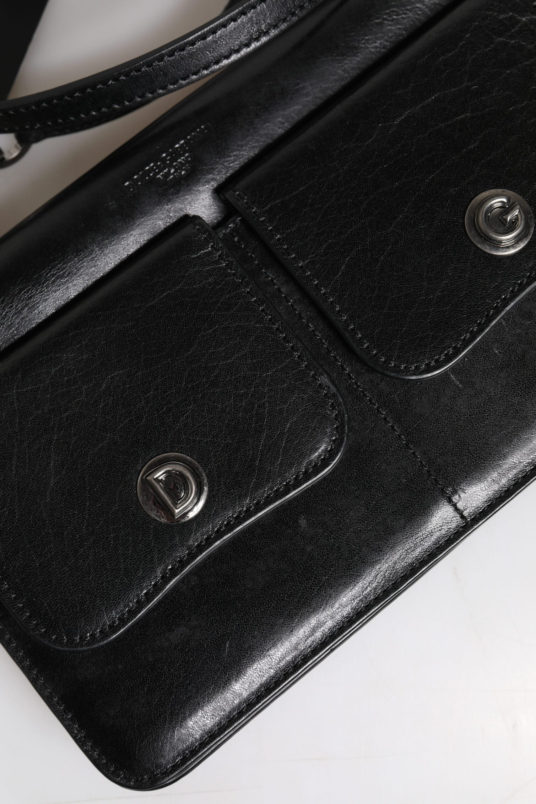 Sac à bandoulière en cuir noir Dolce & Gabbana avec logo, sac porté épaule élégant et sophistiqué.