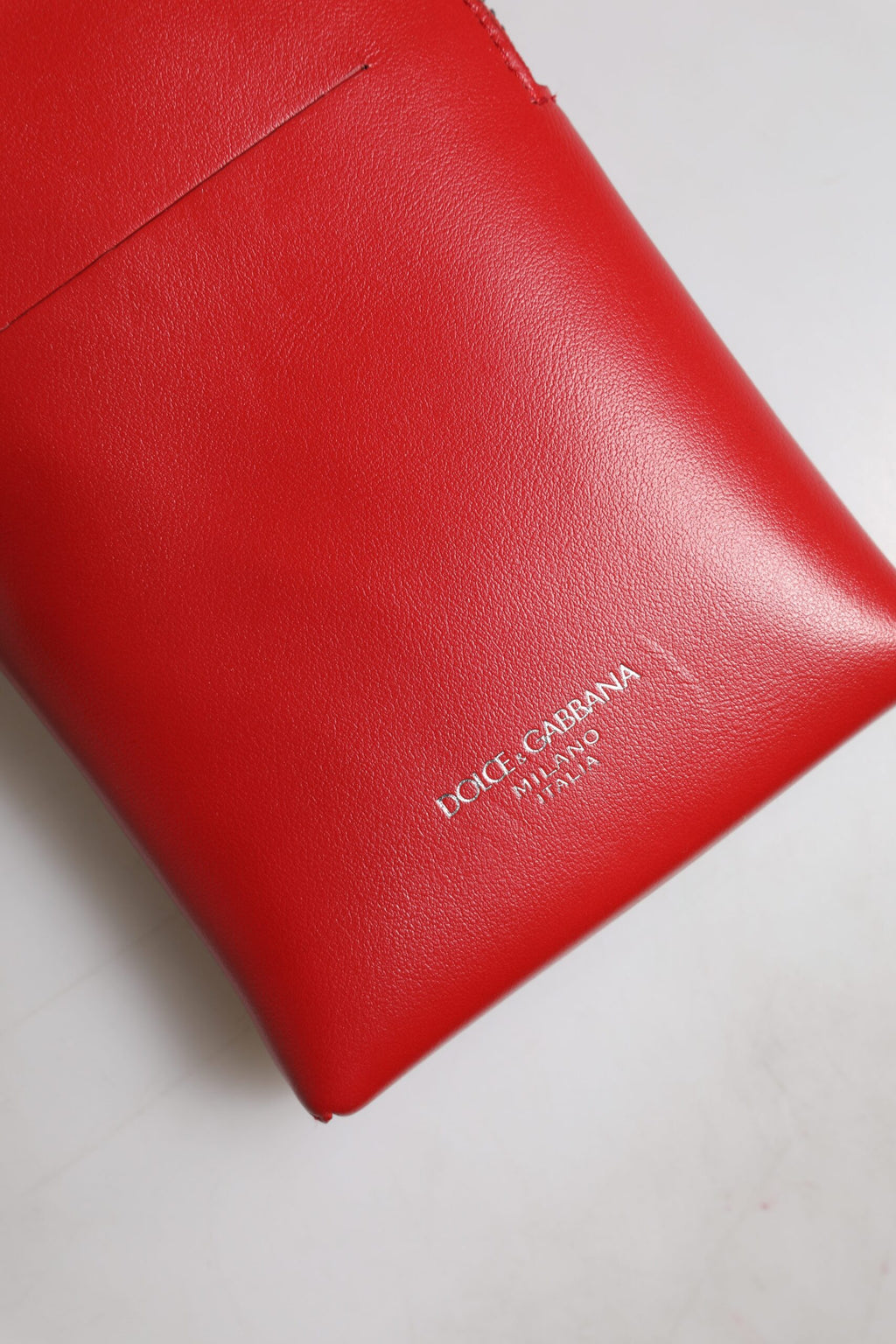 Sangle de téléphone en cuir rouge Dolce & Gabbana, sac bandoulière croisé avec bandoulière pour téléphone.