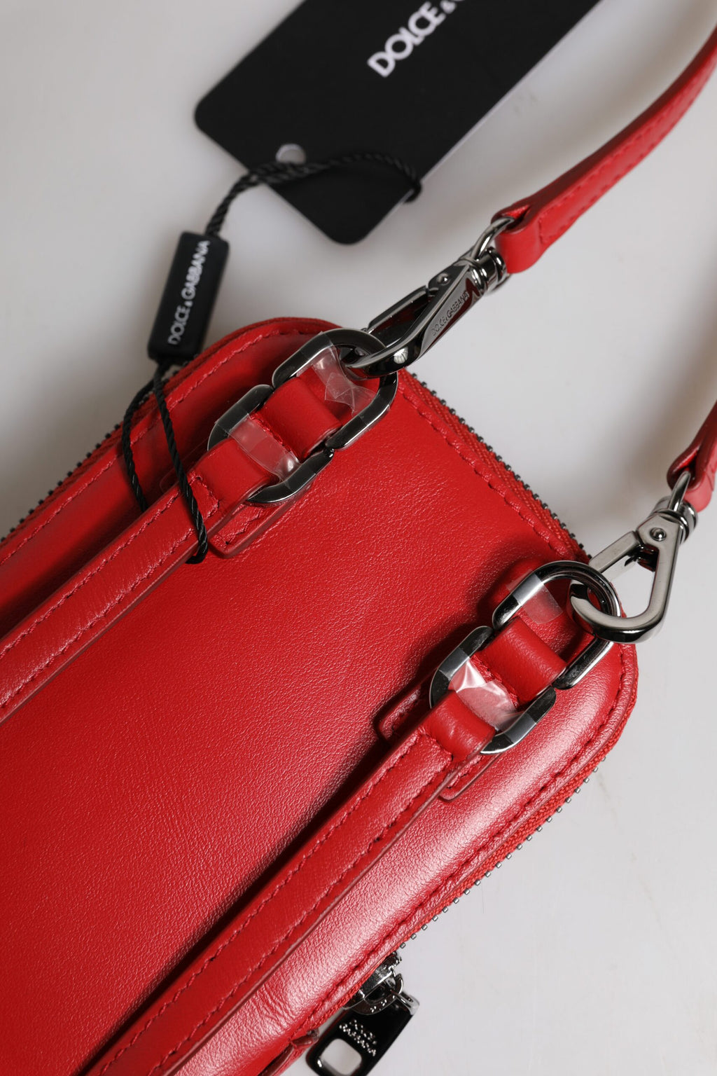 Sangle de téléphone en cuir rouge Dolce & Gabbana, sac croisé à bandoulière pour téléphone, style élégant et moderne.