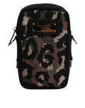 Sac à bandoulière Dolce & Gabbana en jacquard léopard multicolore avec logo et plaque, détails élégants et colorés.