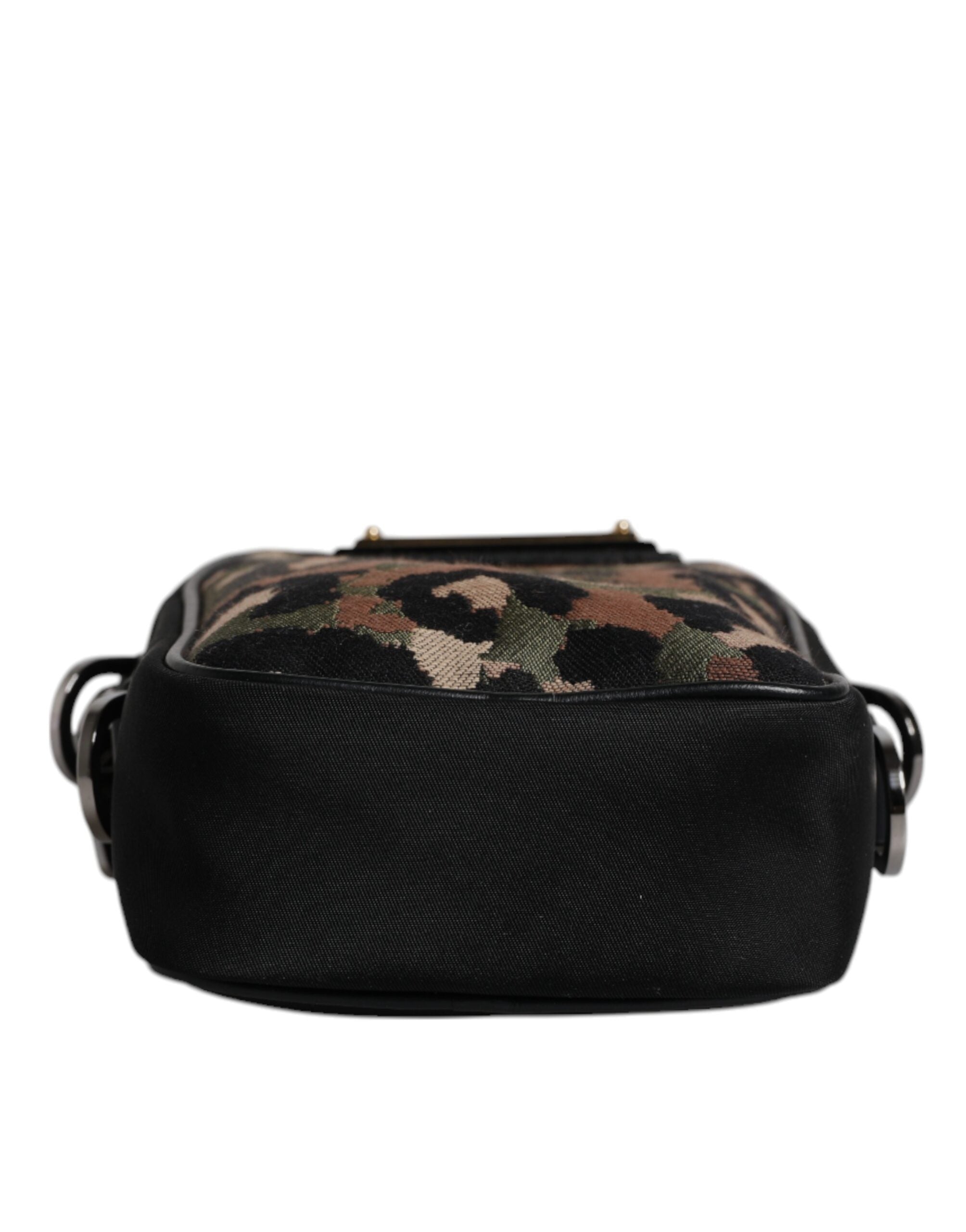 Sac à bandoulière Dolce & Gabbana en jacquard léopard multicolore avec logo et plaque, style élégant et tendance.