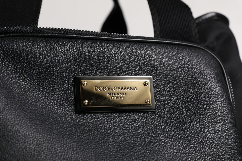 Sac Dolce & Gabbana noir avec bandoulière, plaque logo et fermeture à rabat, idéal pour transporter votre animal de compagnie.