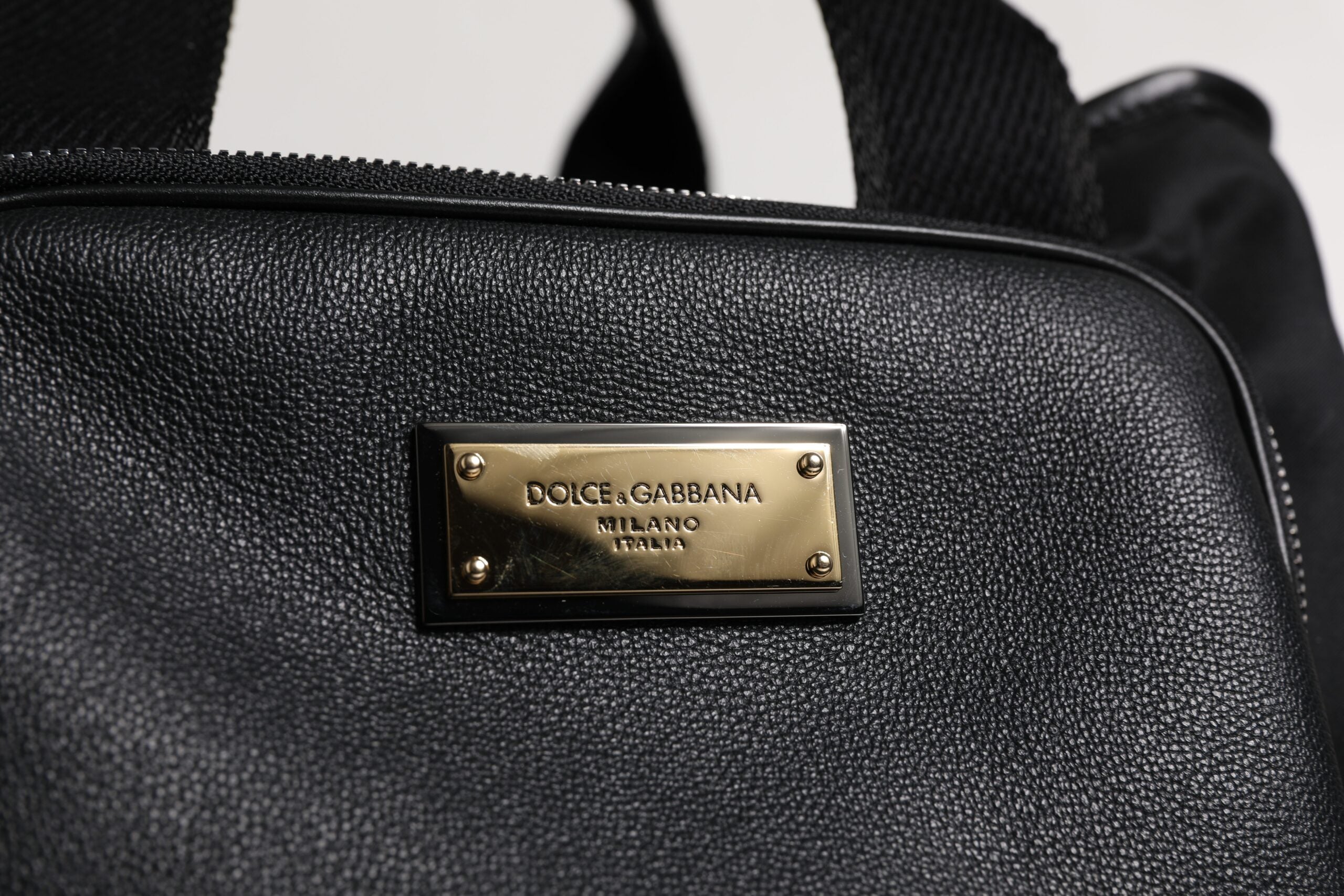 Sac Dolce & Gabbana noir avec bandoulière, plaque logo et fermeture à rabat, idéal pour transporter votre animal de compagnie.