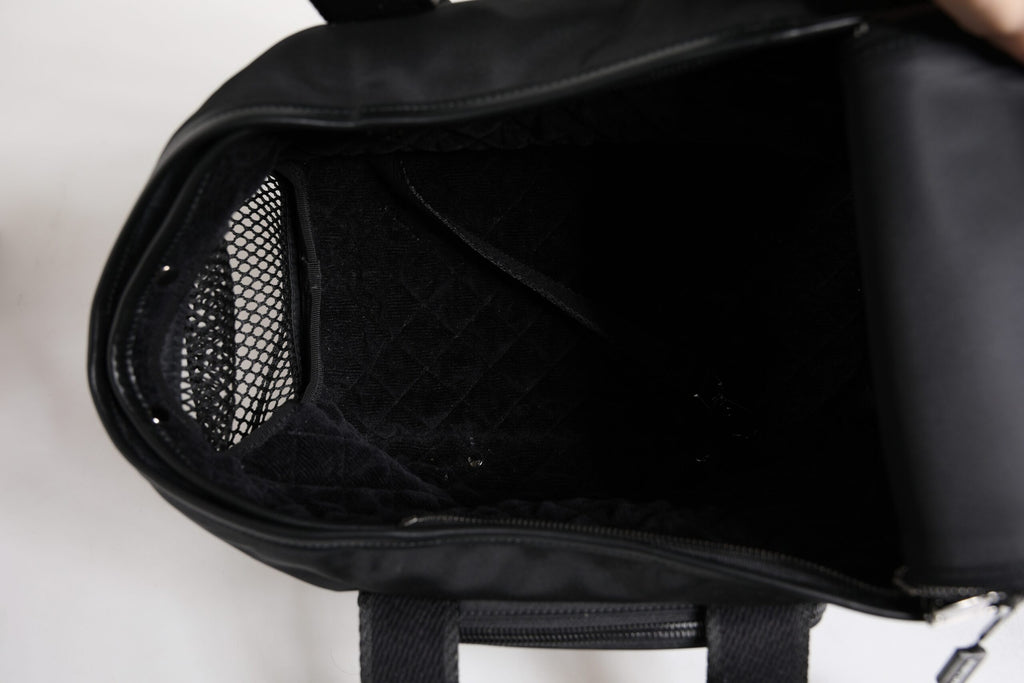 Sac Dolce & Gabbana noir avec bandoulière, logo et plaque gravée, idéal pour transporter votre animal de compagnie avec style.