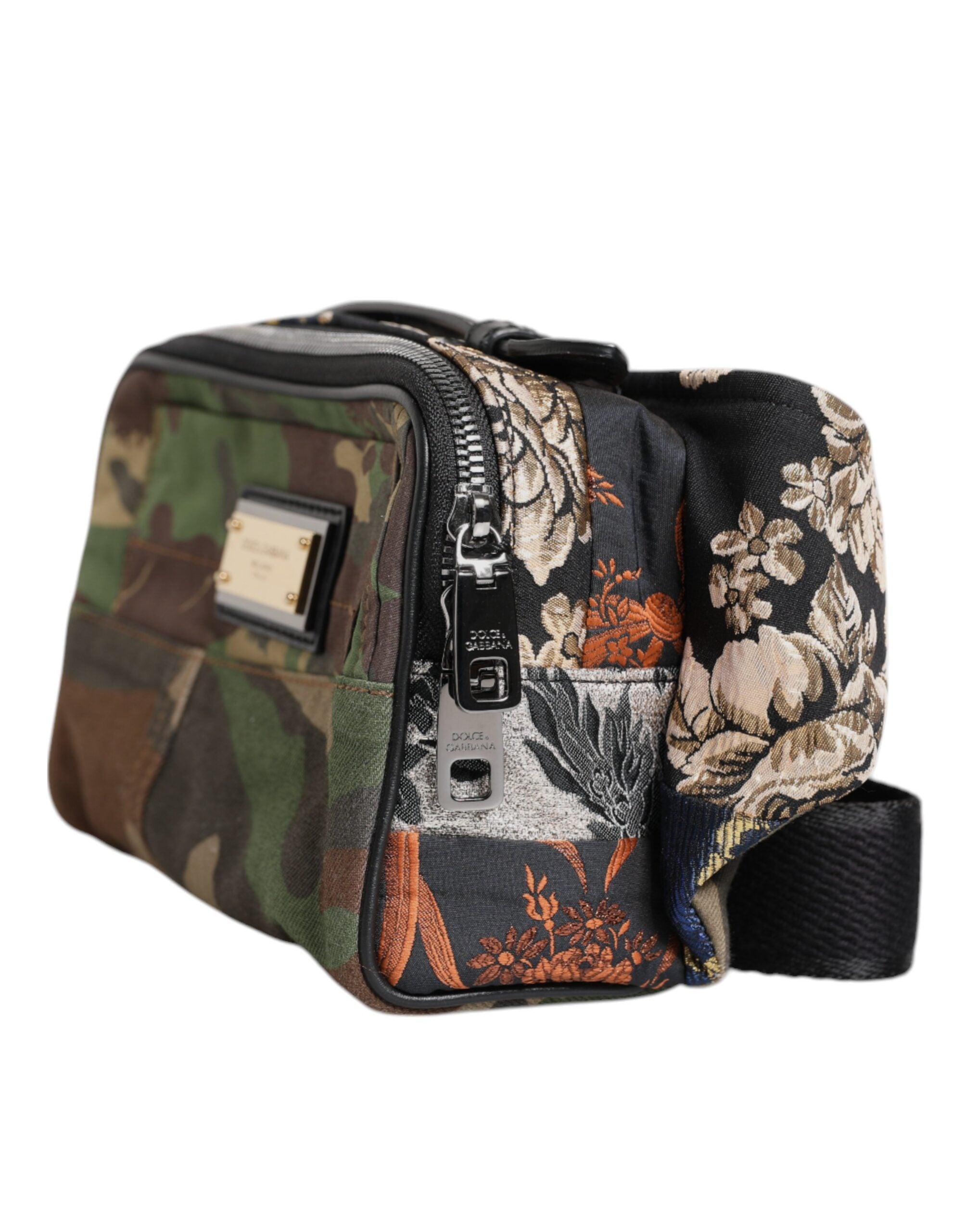Sac banane Dolce & Gabbana à patchwork camouflage multicolore avec logo, ceinture pratique et style tendance.