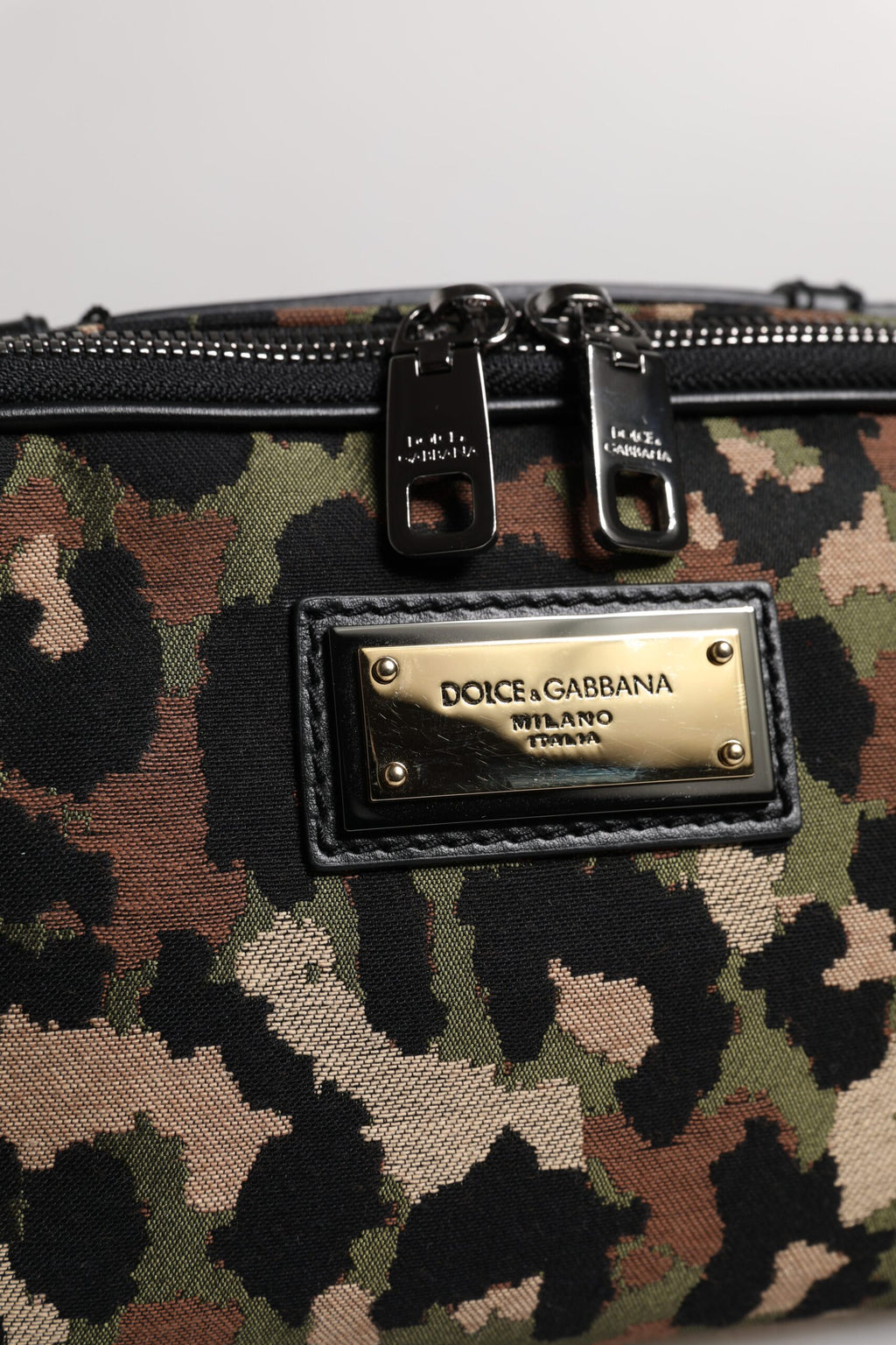 Ce sac banane Dolce & Gabbana avec logo DG, motif léopard multicolore et ceinture réglable, pour un style tendance et audacieux.