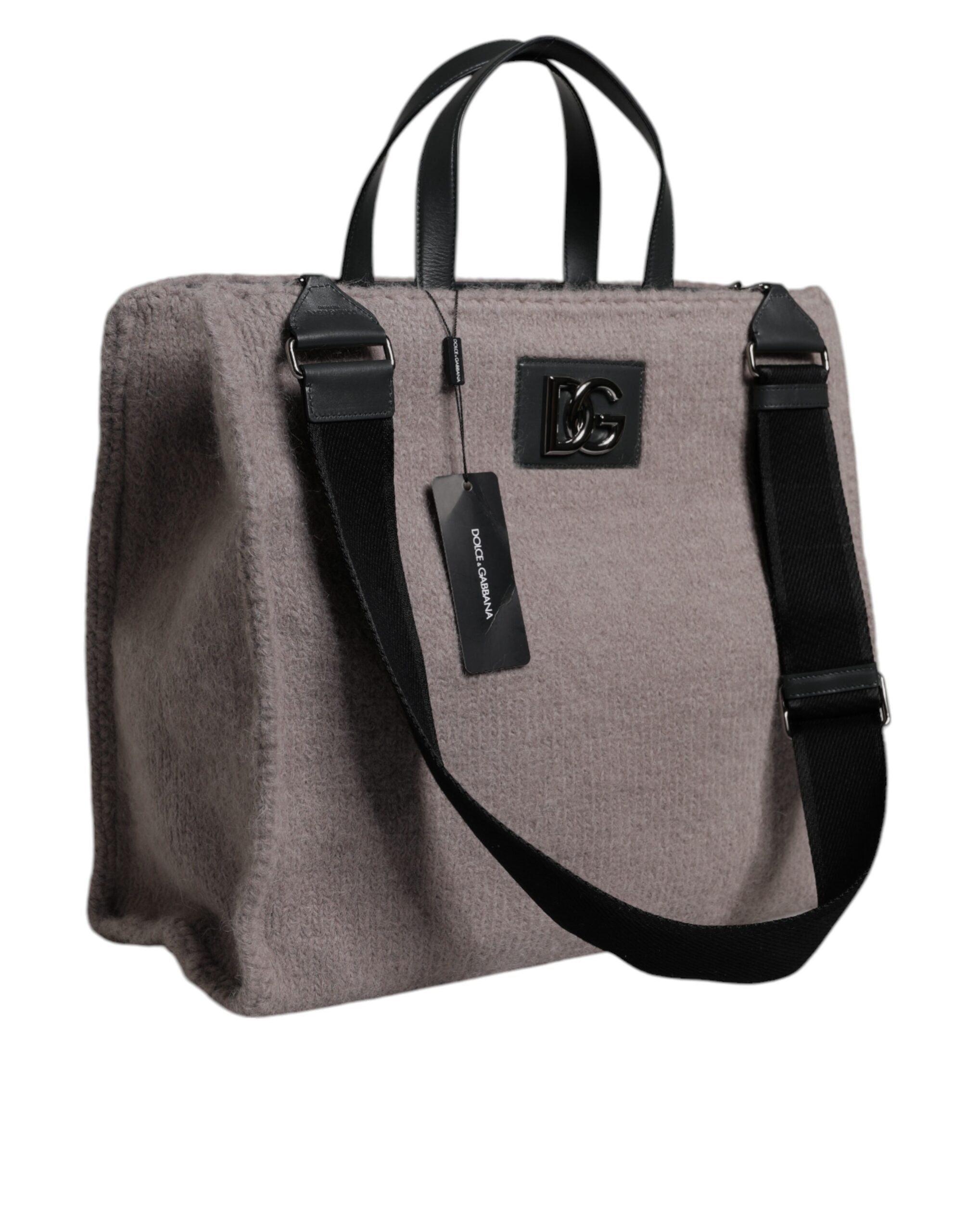 Sac cabas Dolce & Gabbana en laine d'alpaga grise avec plaque logo, porté sur l'épaule, détails élégants et finition soignée.