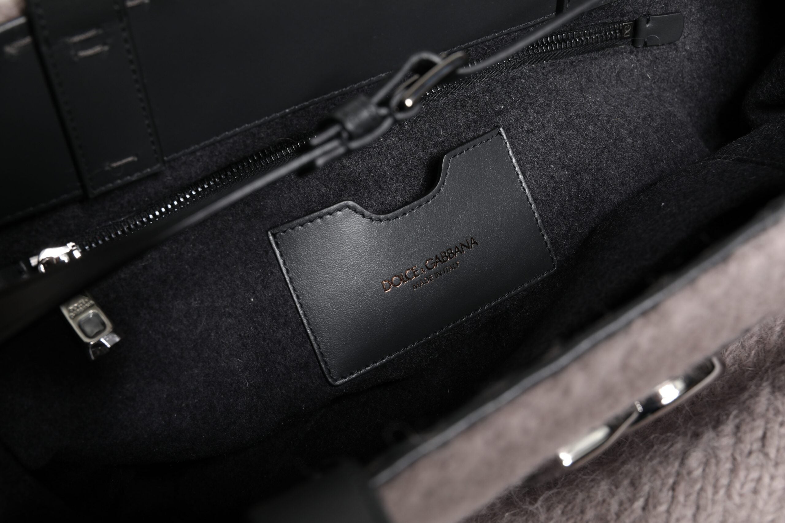 Sac cabas Dolce & Gabbana en laine d'alpaga gris avec logo en plaque, porté sur l'épaule.