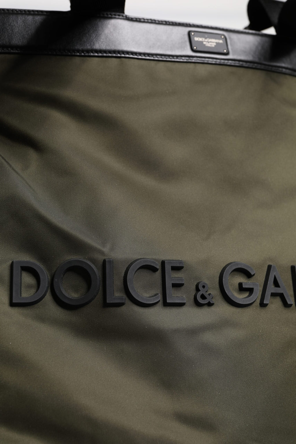 Sac tote en nylon vert militaire de Dolce & Gabbana avec bandoulière, design élégant et pratique, visible dans l'image.