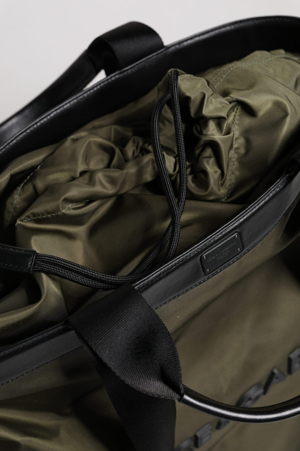 Sac cabas Dolce & Gabbana en nylon vert militaire avec bandoulière, style pratique et tendance.