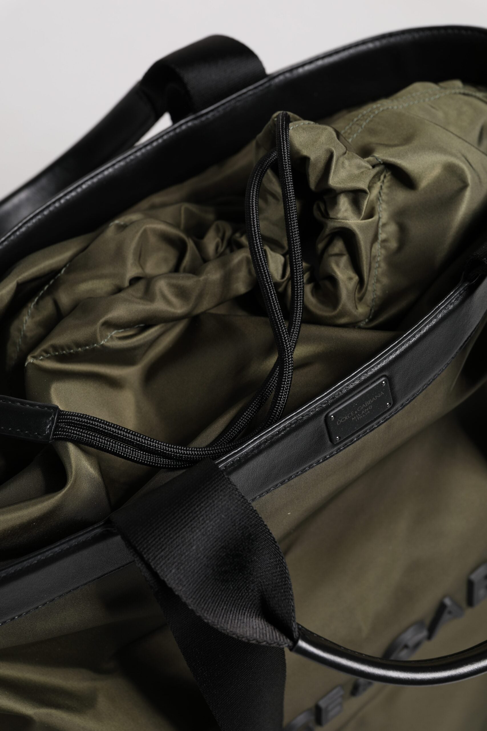 Sac cabas Dolce & Gabbana en nylon vert militaire avec bandoulière, style pratique et tendance.