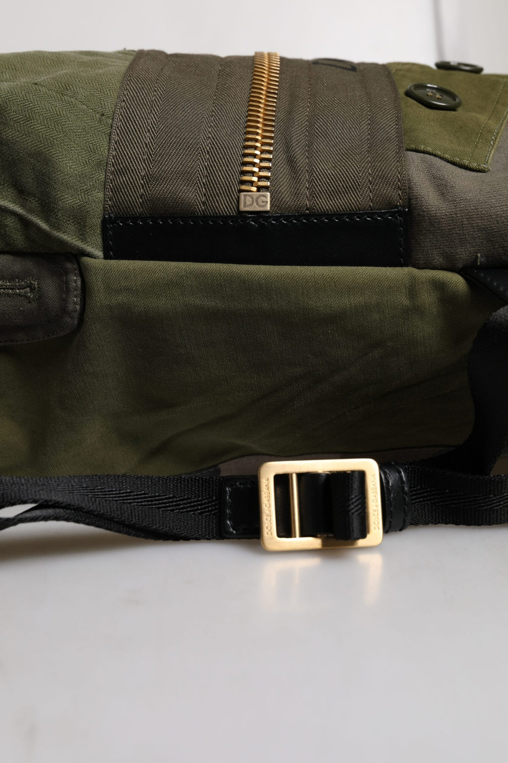 Sac à dos Dolce & Gabbana vert militaire avec patchwork, design robuste et tendance, vue de face.