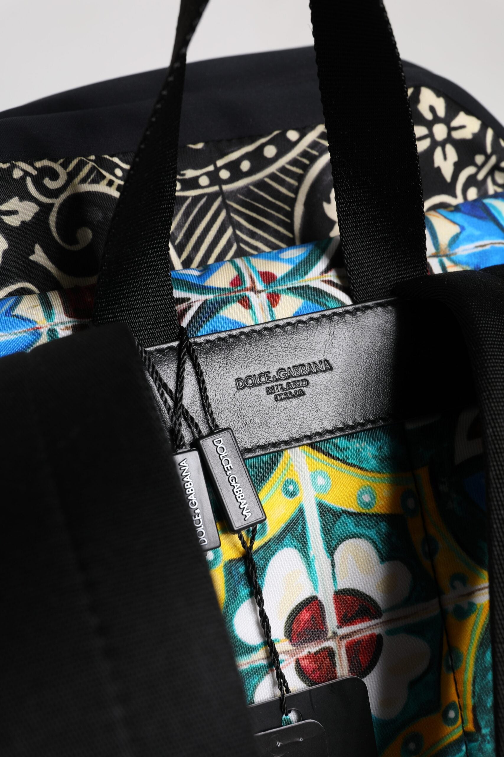 Sac à dos en nylon Dolce & Gabbana avec imprimé multicolore Maiolica, motifs artistiques et détails élégants.