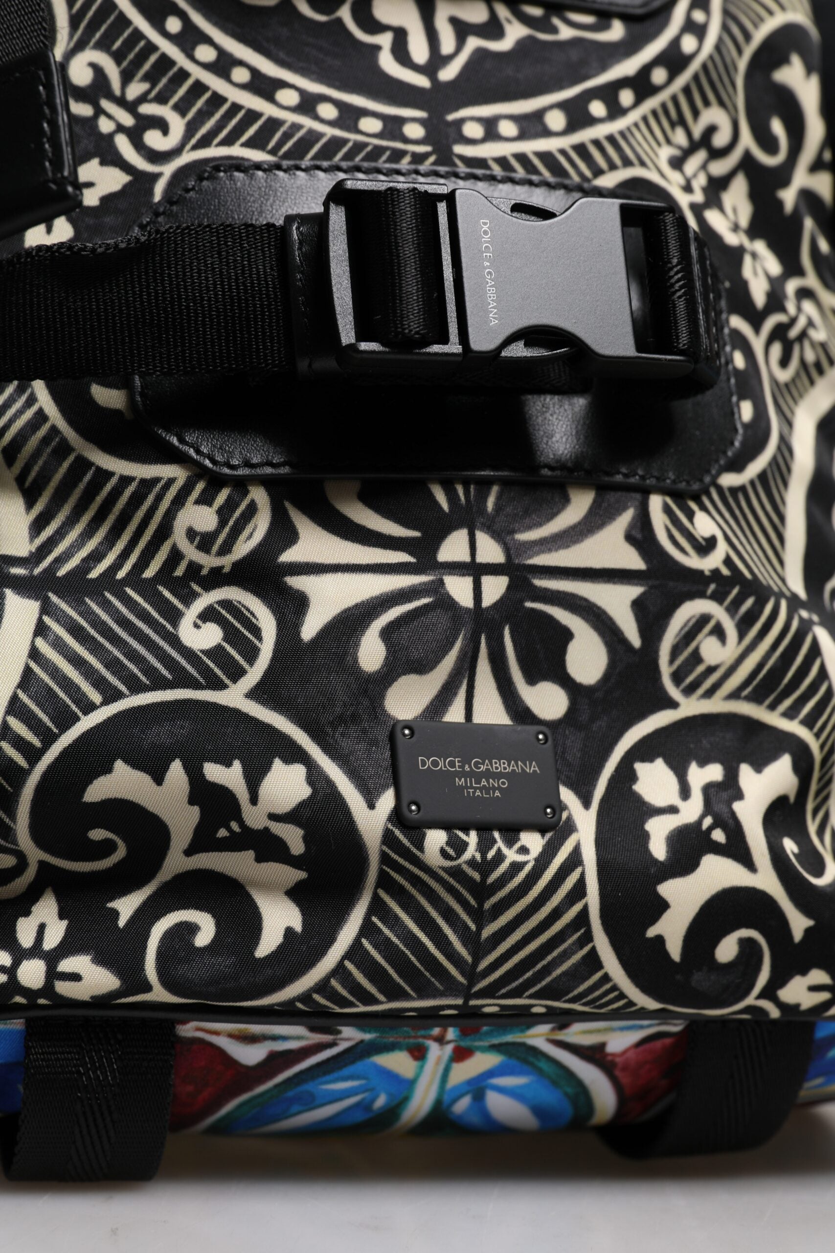 Sac à dos en nylon Dolce & Gabbana Multicolor Maiolica Print, motif coloré et élégant, design sophistiqué et pratique.