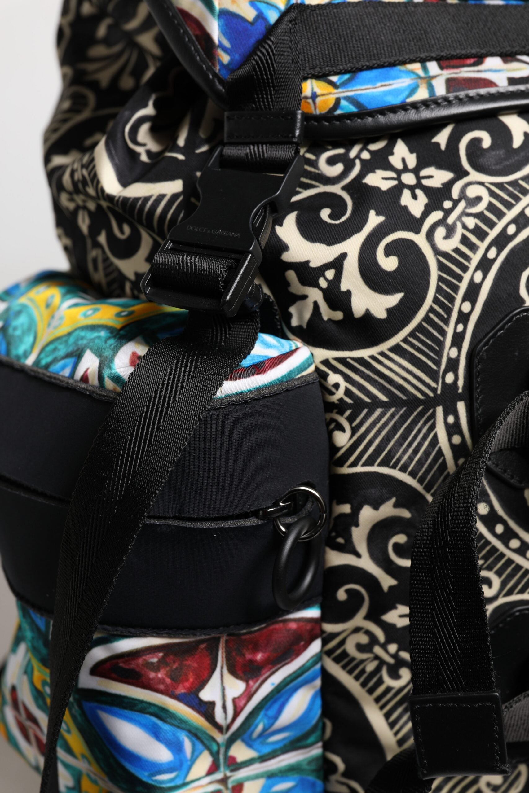 Sac à dos en nylon Dolce & Gabbana avec motif multicolore Maiolica, design élégant et coloré, idéal pour un style chic.