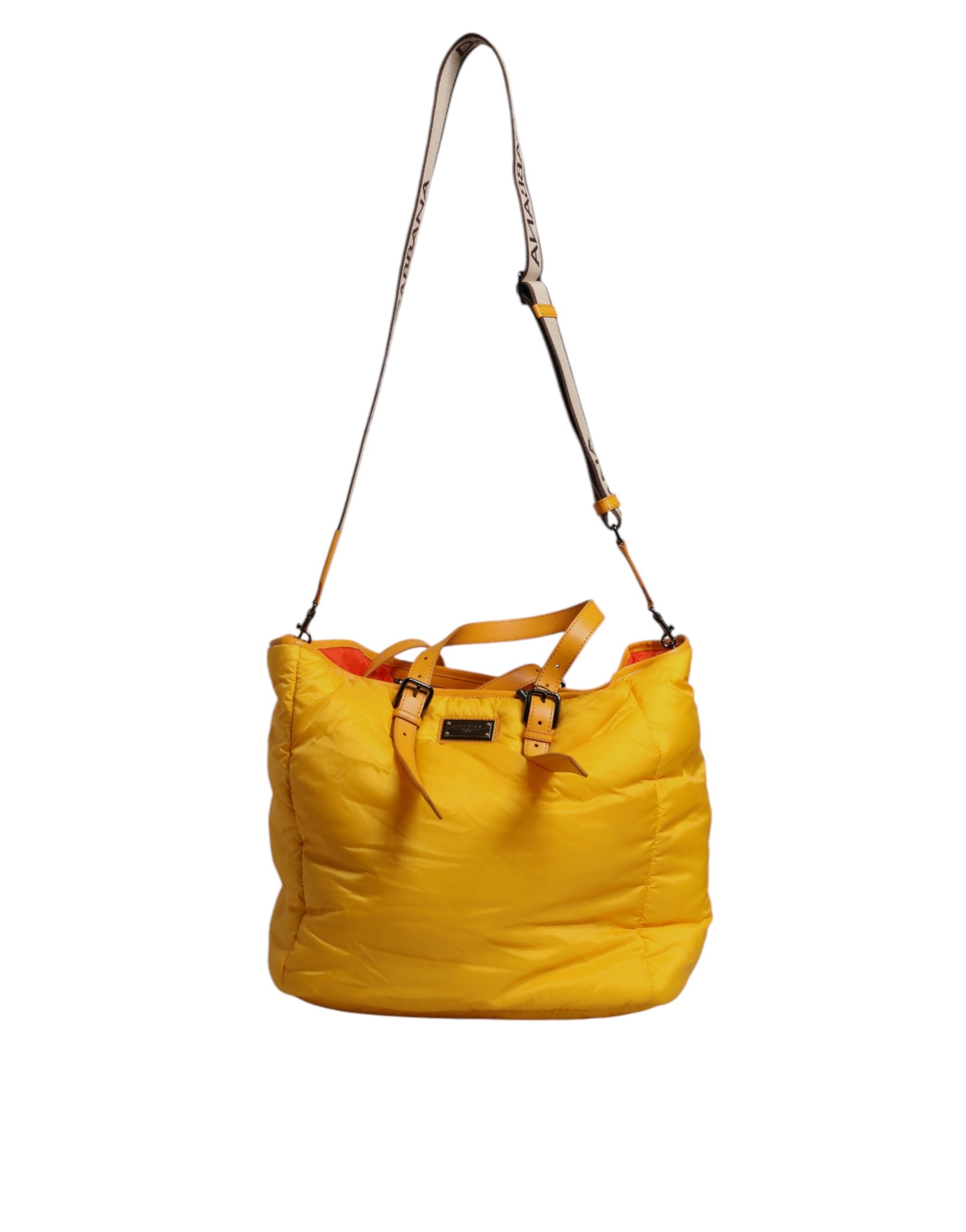 Sac à main et épaule Dolce & Gabbana en nylon jaune et orange avec plaque logo, style duffle, visible avec poignée et détails.
