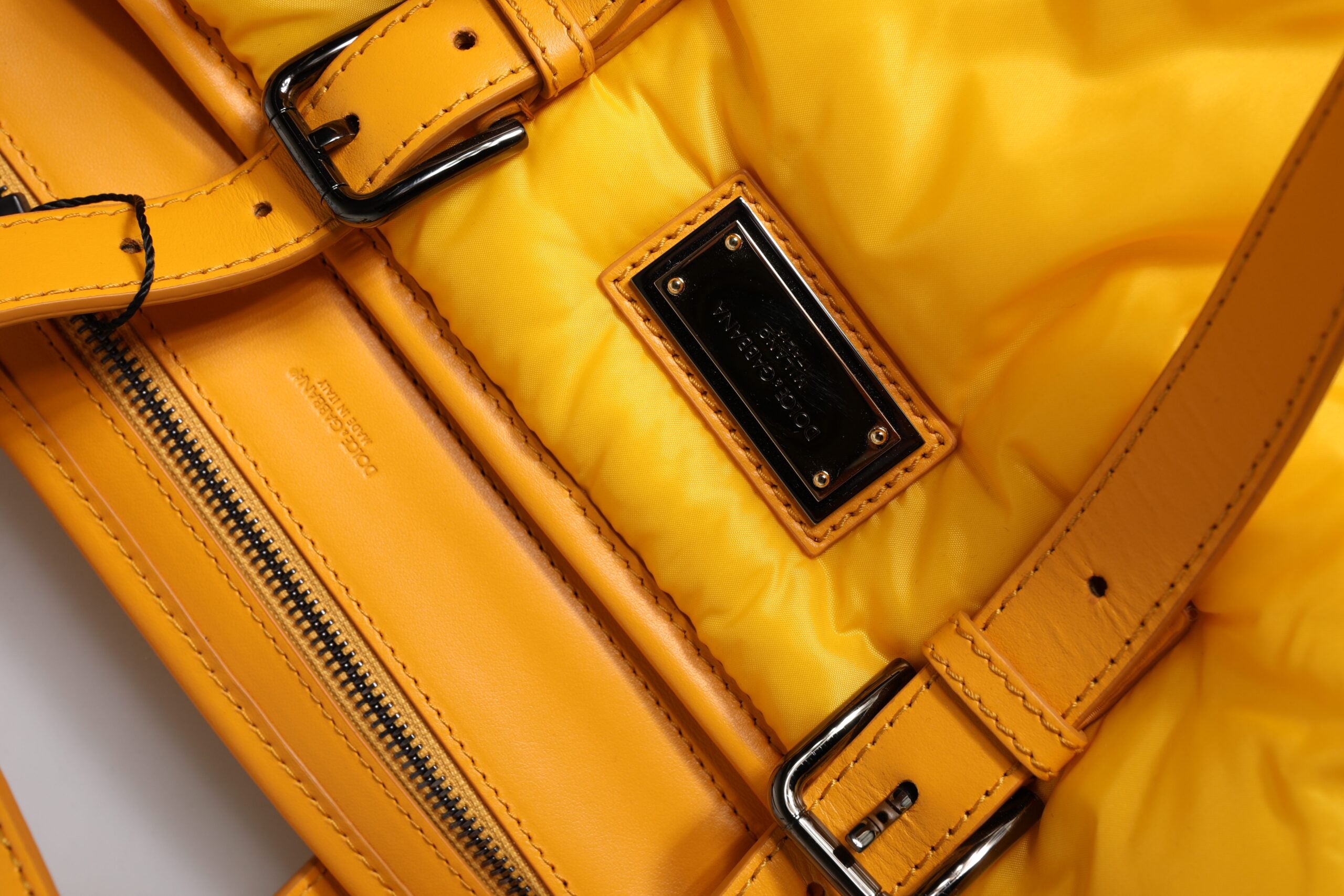 Sac à main Duffle Dolce & Gabbana en nylon jaune et orange avec logo et plaque, porté en main ou sur l'épaule.