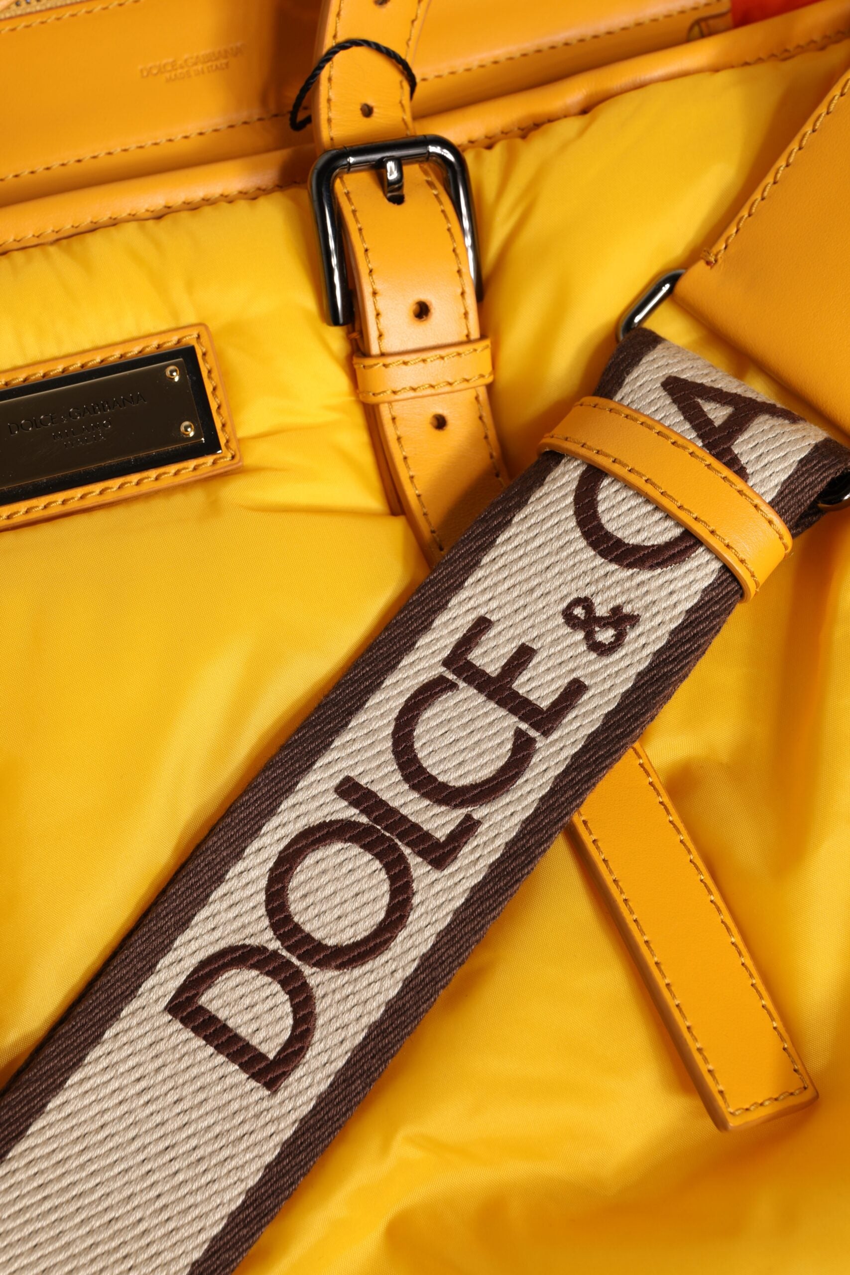 Sac à main bandoulière Dolce & Gabbana en nylon jaune orange avec logo, plaque et détails du sac de voyage.