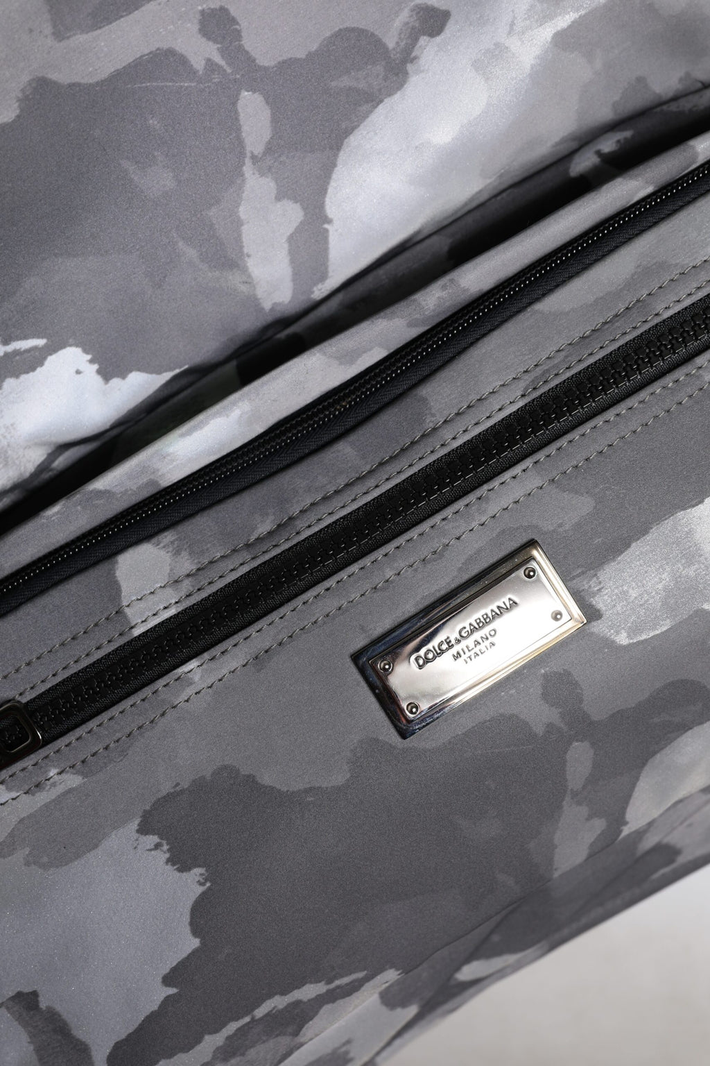 Sac cabas Dolce & Gabbana en coton gris camouflage avec plusieurs compartiments, style pratique et tendance.
