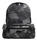 Sac à dos Dolce & Gabbana gris en coton avec logo camouflage et plaque, détails visibles sur le devant.