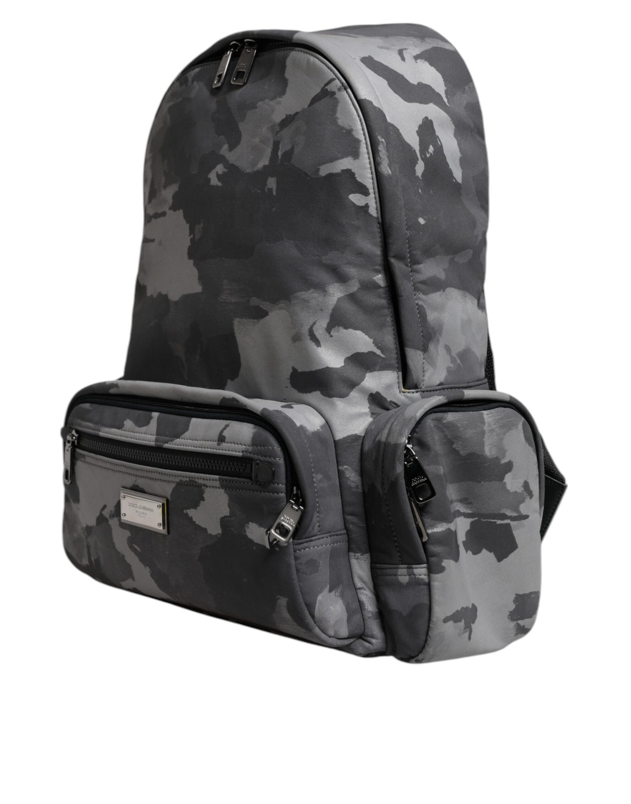 Sac à dos Dolce & Gabbana en coton gris avec logo camouflage et plaque, accessoire de mode tendance et élégant.