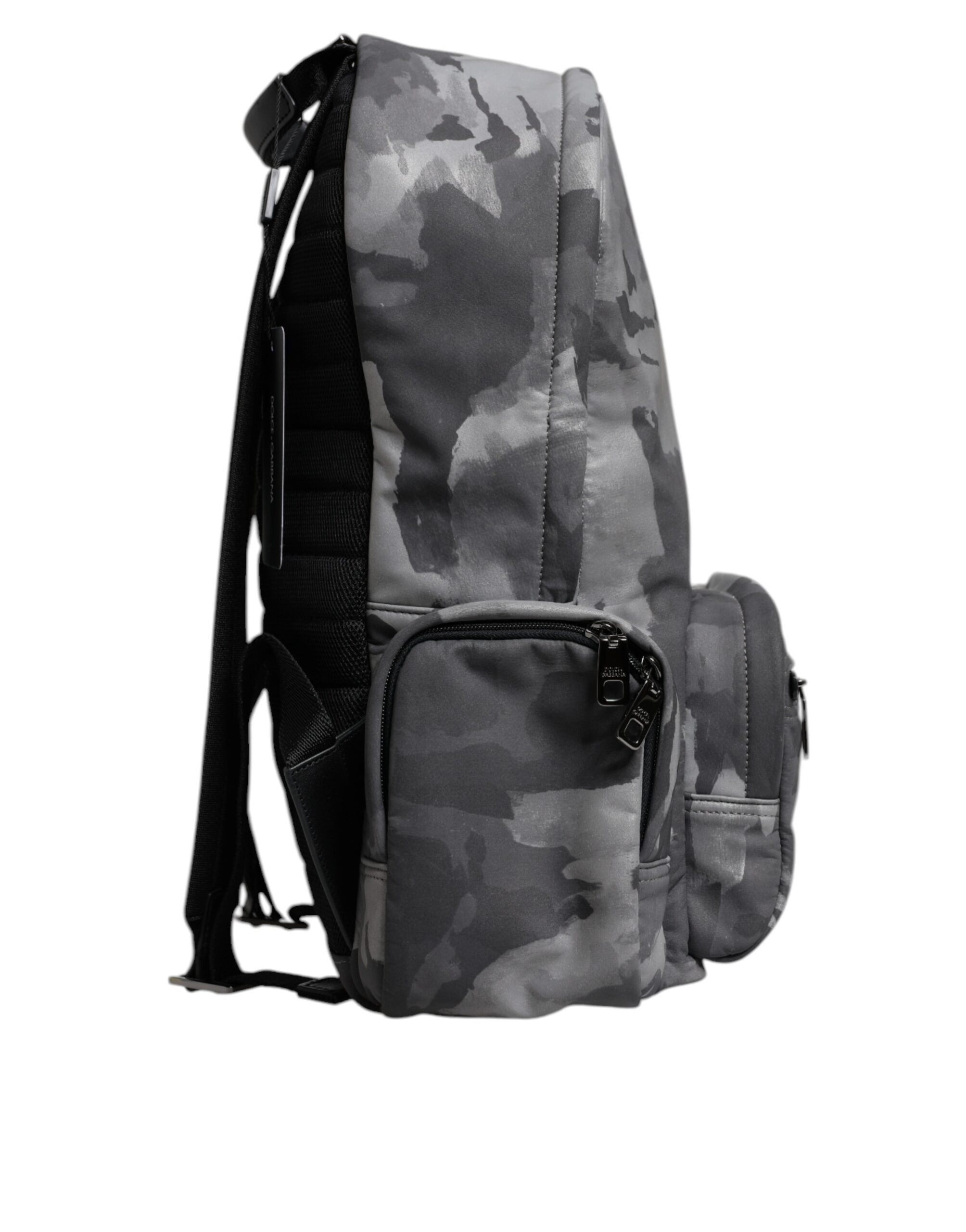 Sac à dos Dolce & Gabbana en coton gris avec logo camouflage et plaque, style tendance et pratique.
