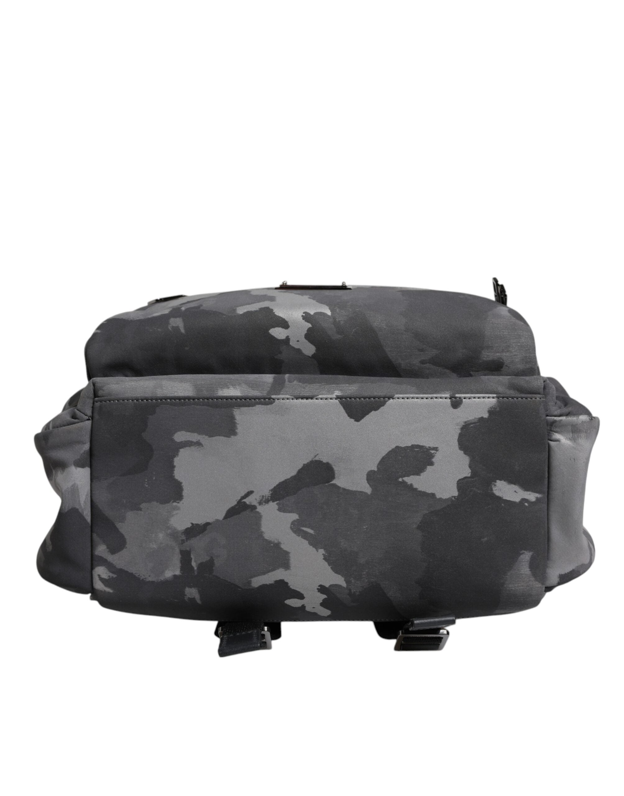 Sac à dos Dolce & Gabbana en coton gris avec camouflage, logo plaque, style contemporain et pratique.