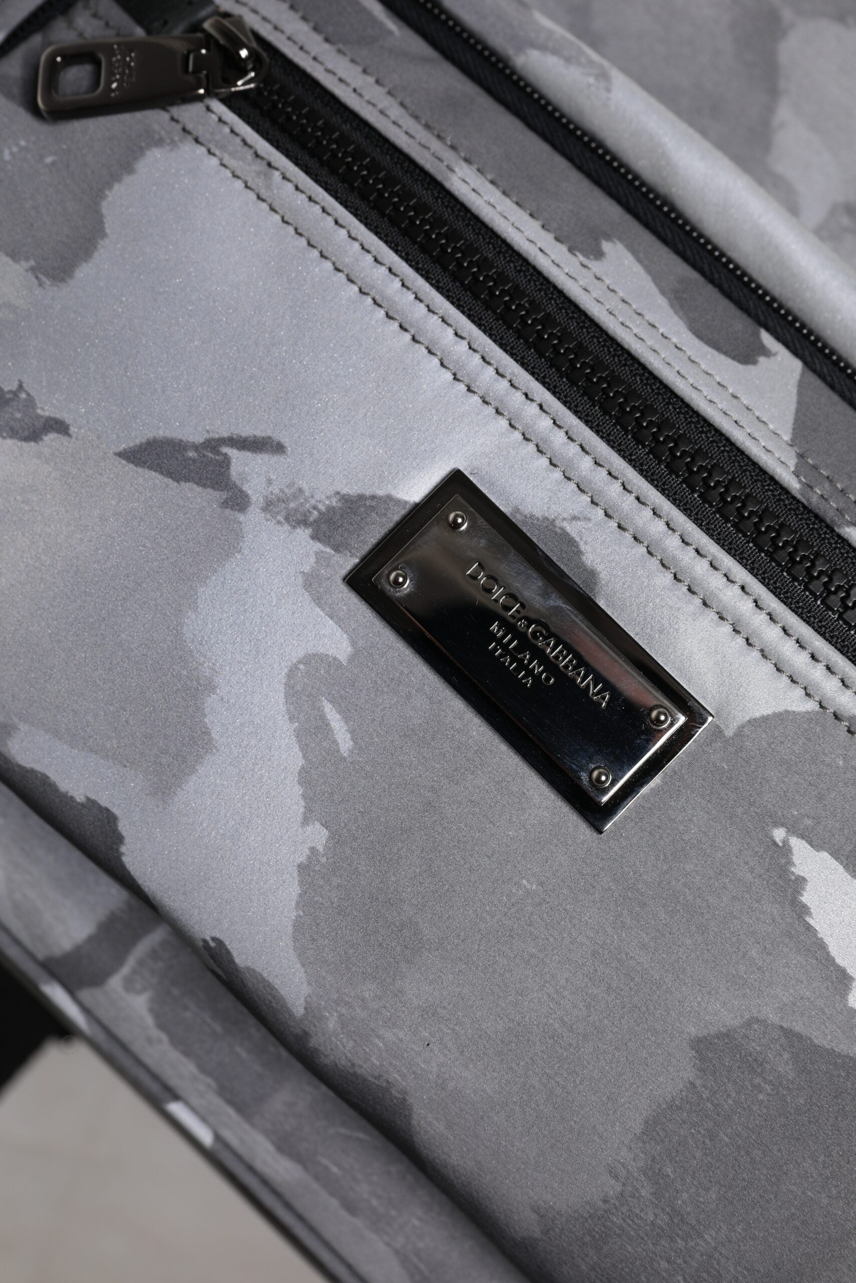 Sac à dos Dolce & Gabbana en coton gris avec logo camouflage et plaque de marque, design élégant et pratique.