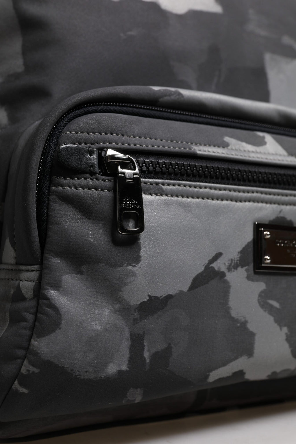 Sac à dos Dolce & Gabbana en coton gris avec logo camouflage et plaque, style tendance et pratique pour le quotidien.
