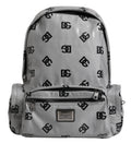 Sac à dos en polyester gris et noir Dolce & Gabbana avec plaque logo DG, poche zippée et bandoulière réglable.