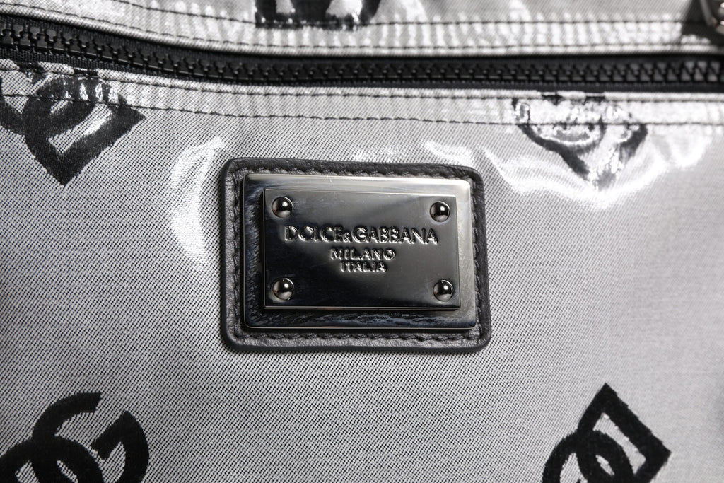 Sac à dos en polyester gris et noir Dolce & Gabbana avec plaque logo DG, design élégant et moderne.