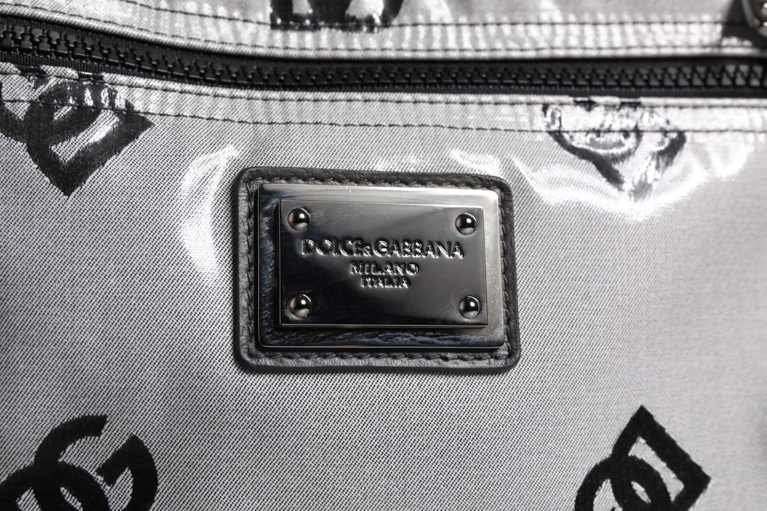 Sac à dos en polyester gris et noir Dolce & Gabbana avec plaque logo DG, design élégant et moderne.