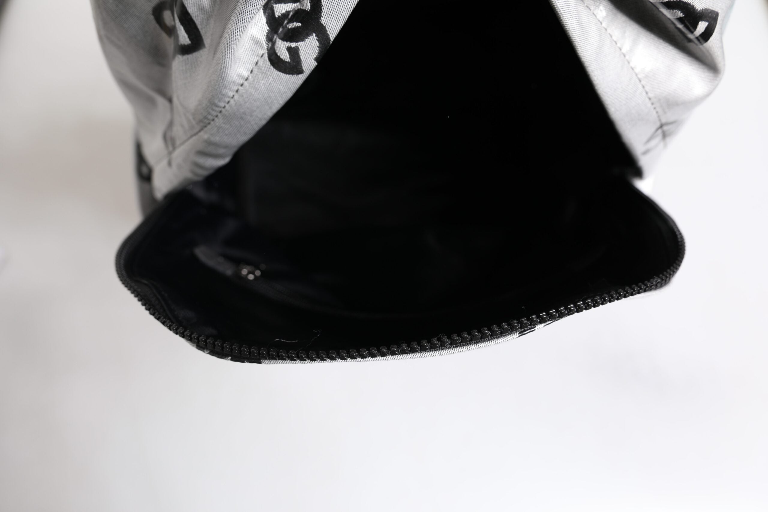 Sac à dos en polyester gris et noir Dolce & Gabbana avec plaque logo DG, design élégant et pratique pour un style sophistiqué.