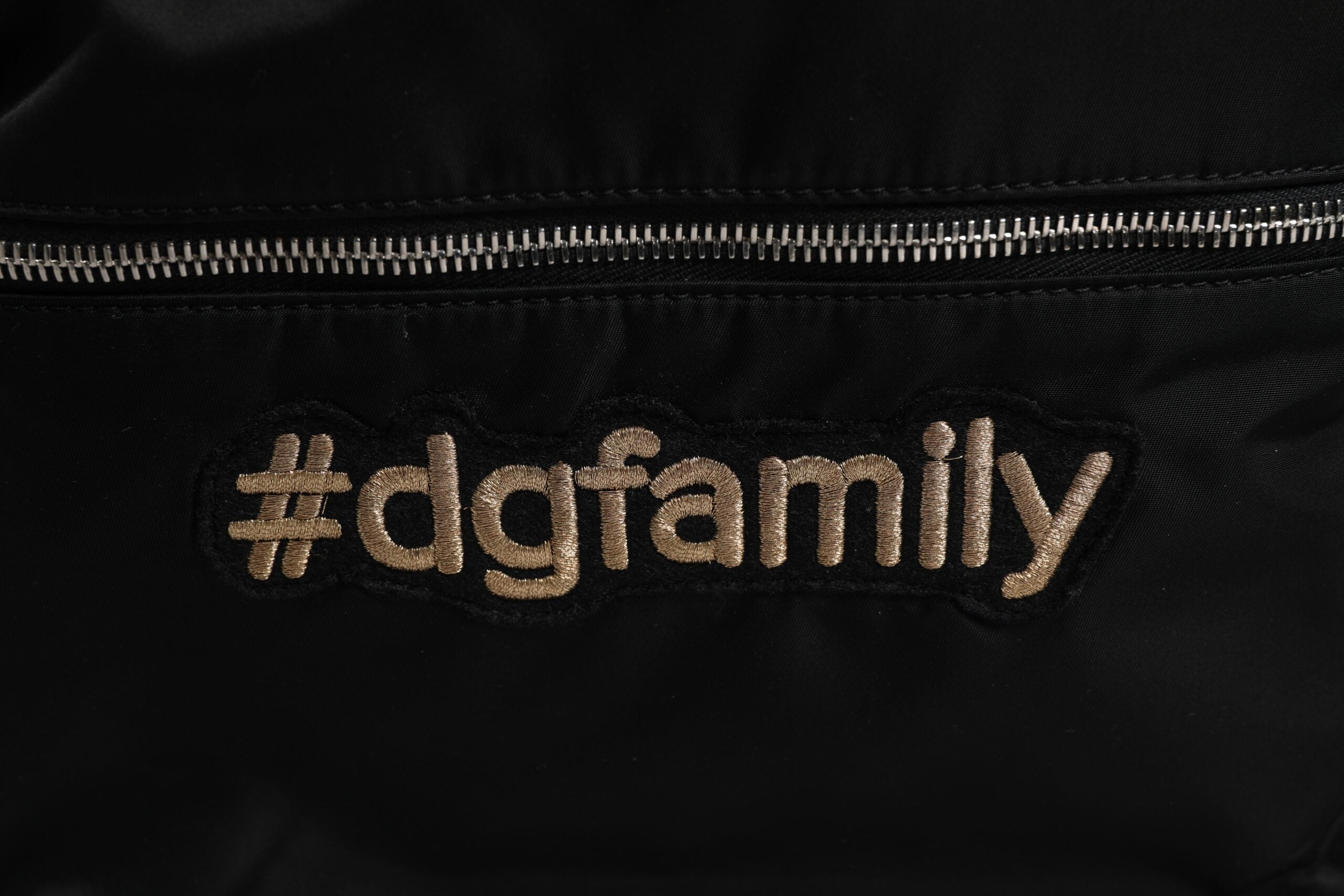 Sac à dos noir en nylon Dolce & Gabbana #DGFAMILY avec embellissements, modèle VULCANO, visible avec détails décoratifs.