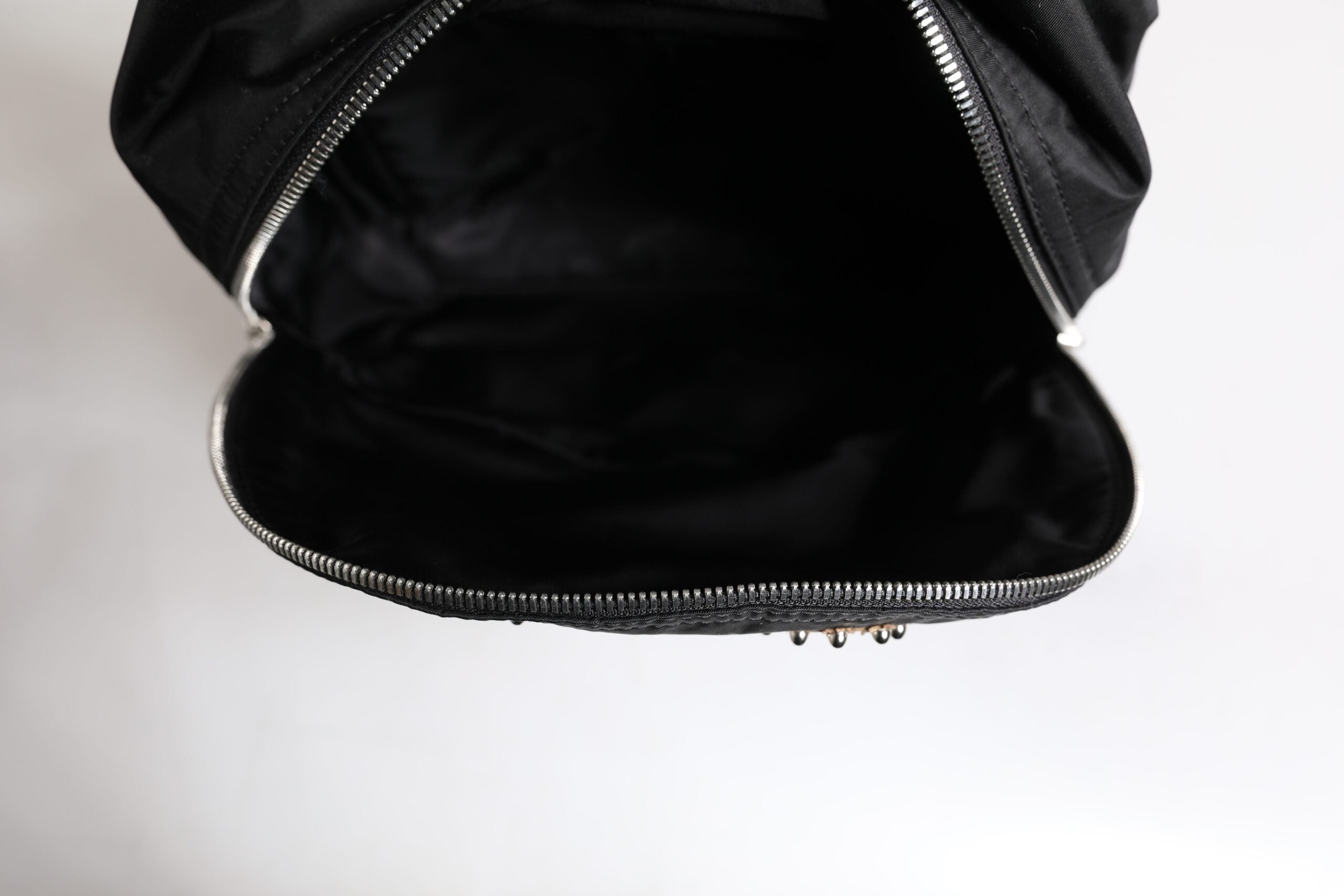 Sac à dos Dolce & Gabbana en nylon noir avec embellissements, modèle VULCANO, style élégant et tendance.