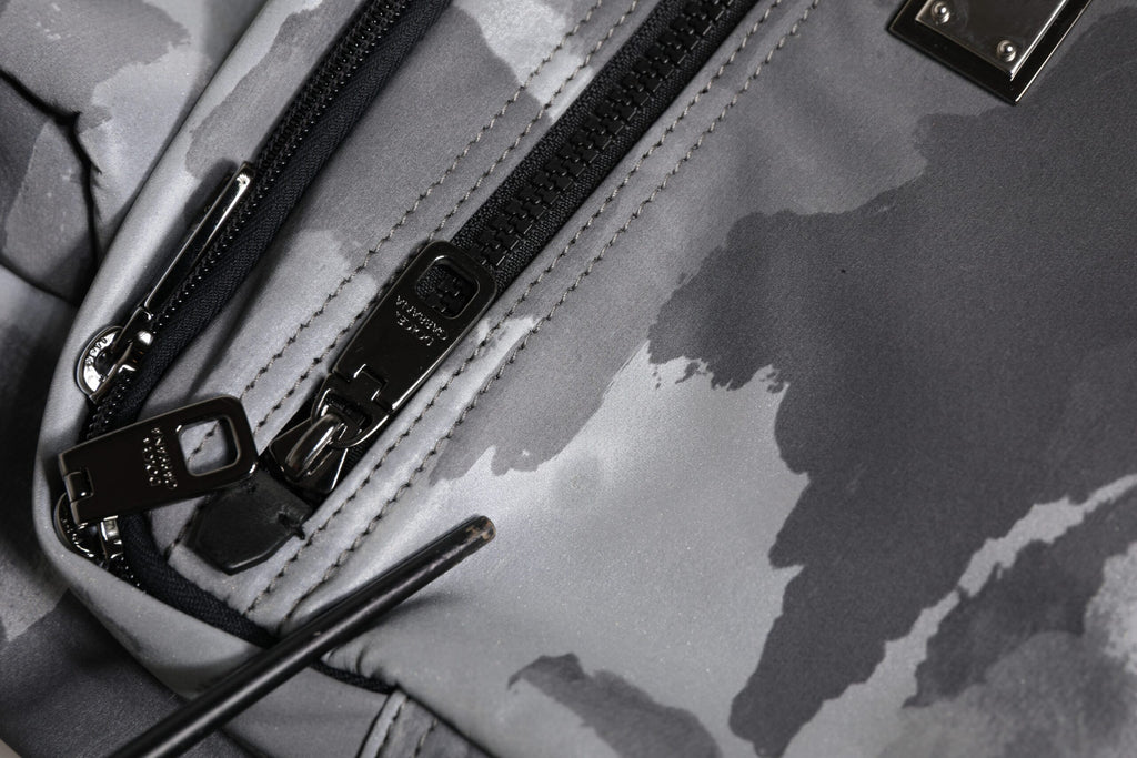 Sac Dolce & Gabbana noir à bandoulière camouflage avec logo et plaque, vue de face avec détails du design.