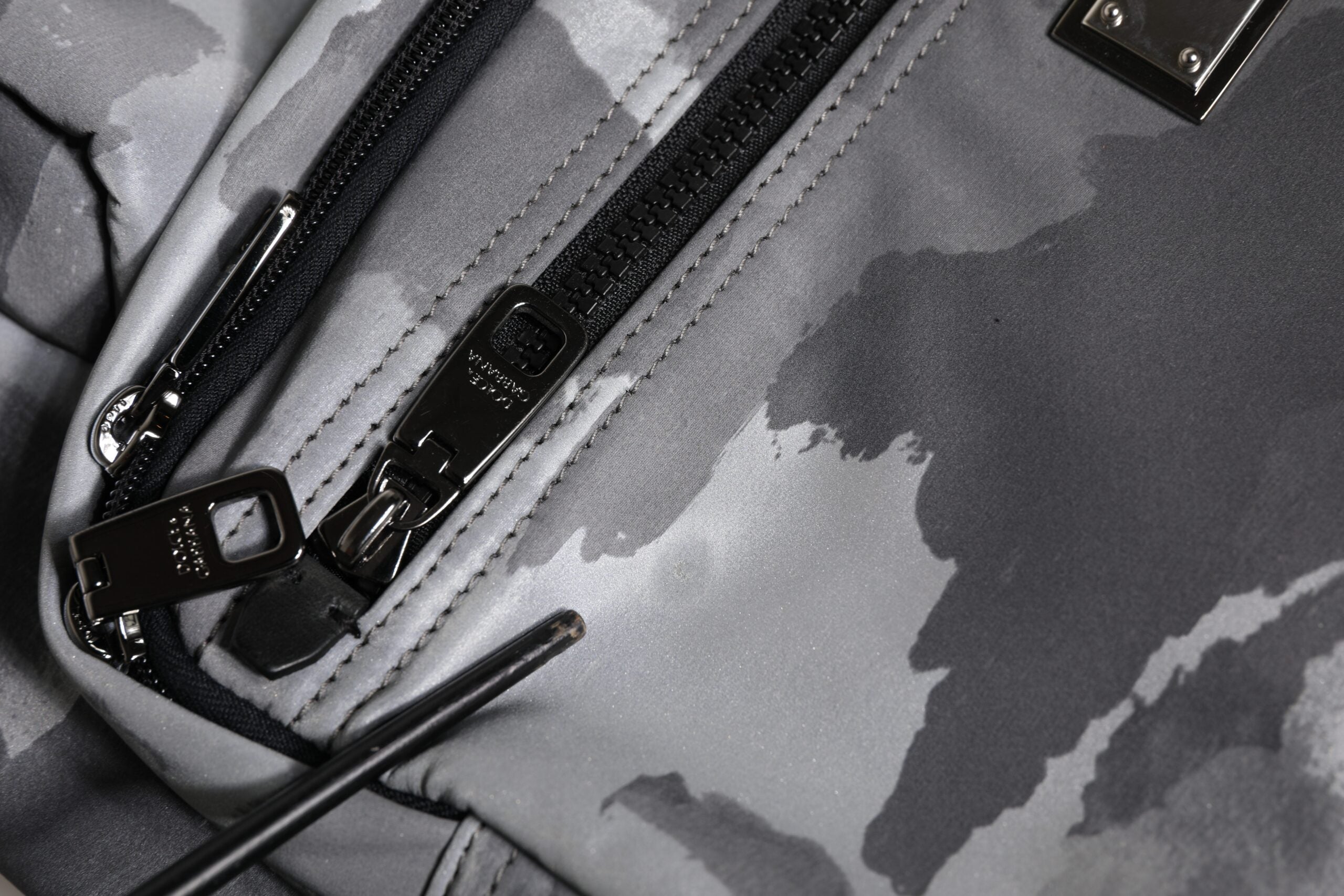 Sac Dolce & Gabbana noir à bandoulière camouflage avec logo et plaque, vue de face avec détails du design.