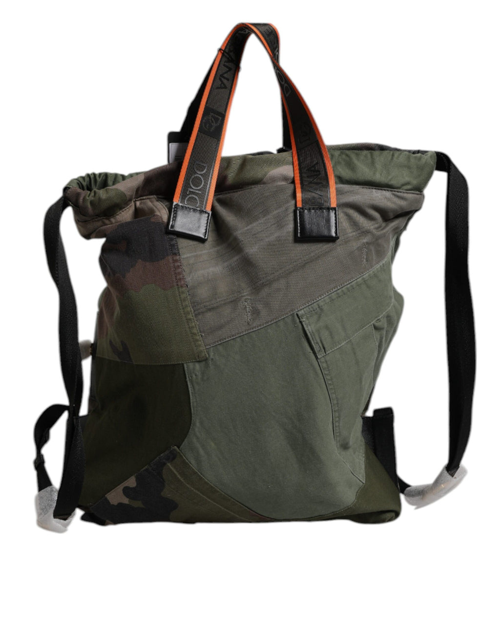 Sac à dos Dolce & Gabbana en vert militaire avec patchwork, style robuste et tendance, vue de face avec poignées et détails visibles.