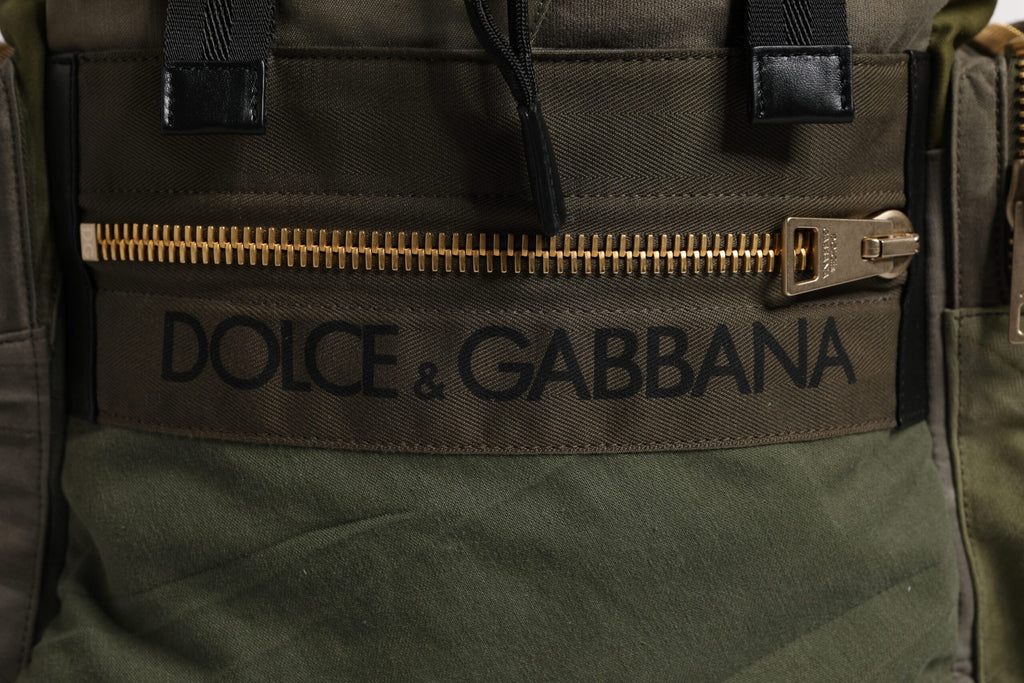Sac à dos de voyage Dolce & Gabbana vert militaire avec patchwork, pochettes et bandoulière réglable.