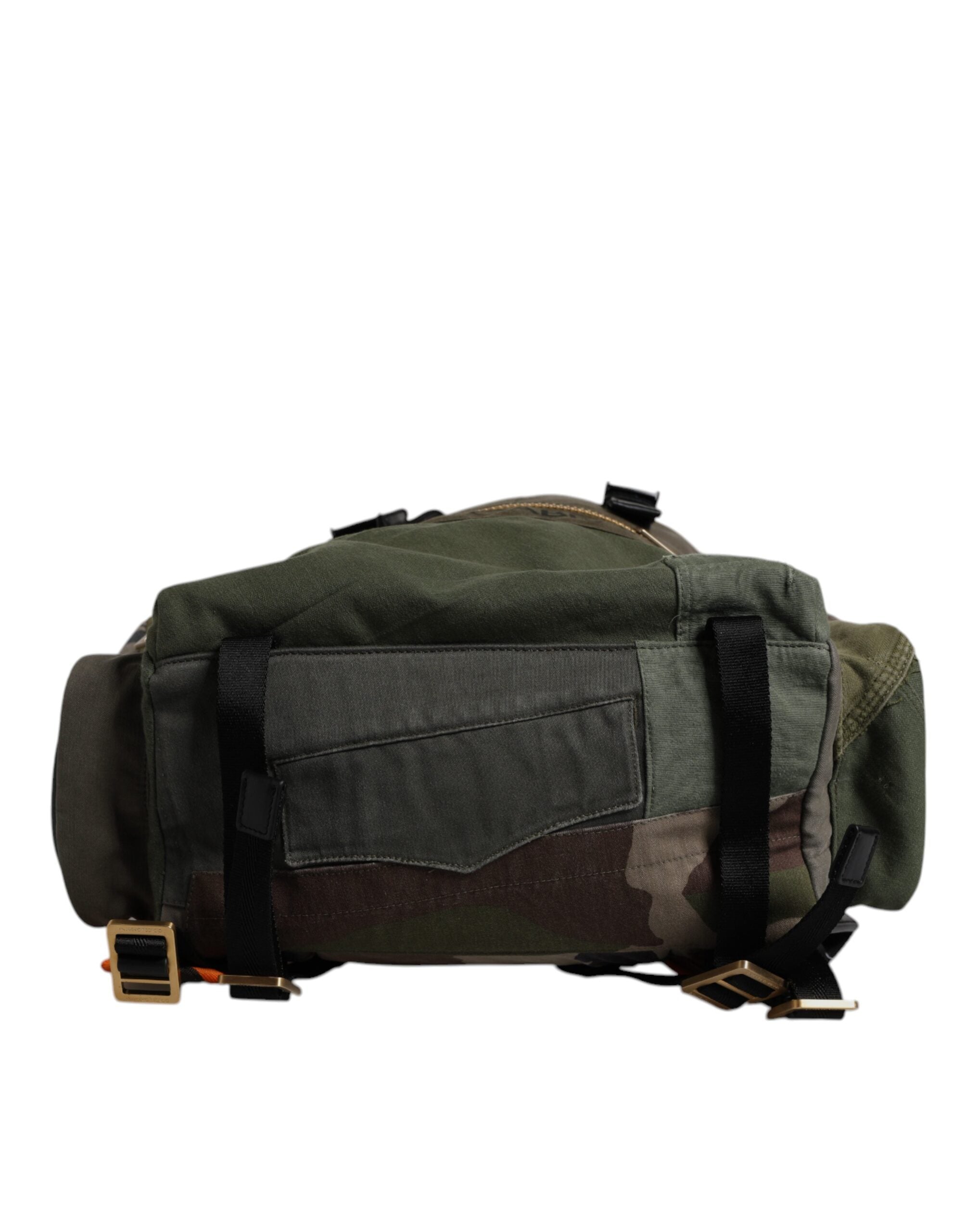 Sac à dos de voyage militaire Dolce & Gabbana avec patchwork vert kaki, design élégant et spacieux pour le voyage et la mode.