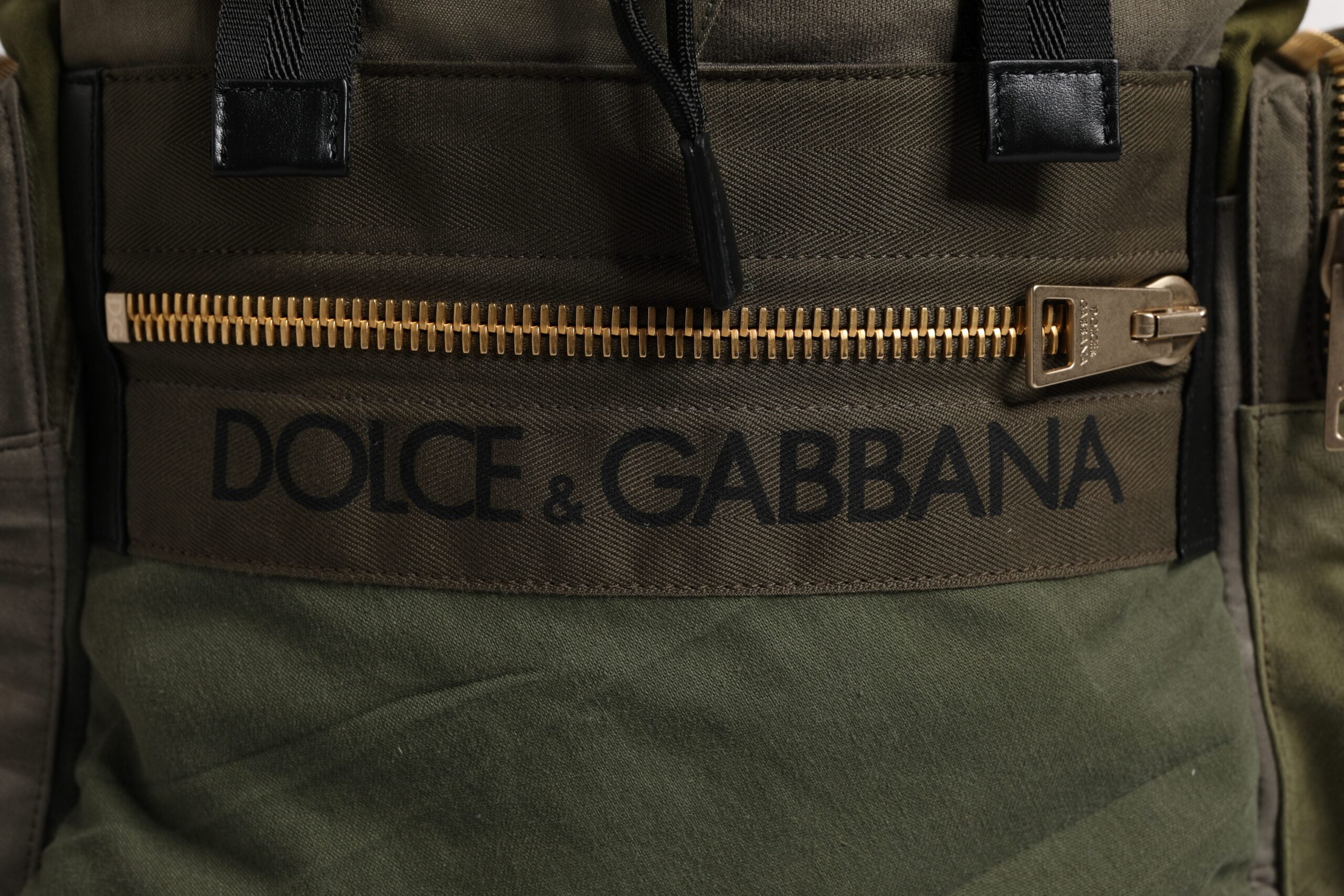 Sac à dos de voyage Dolce & Gabbana en vert militaire avec patchwork, design pratique et élégant pour le voyage.