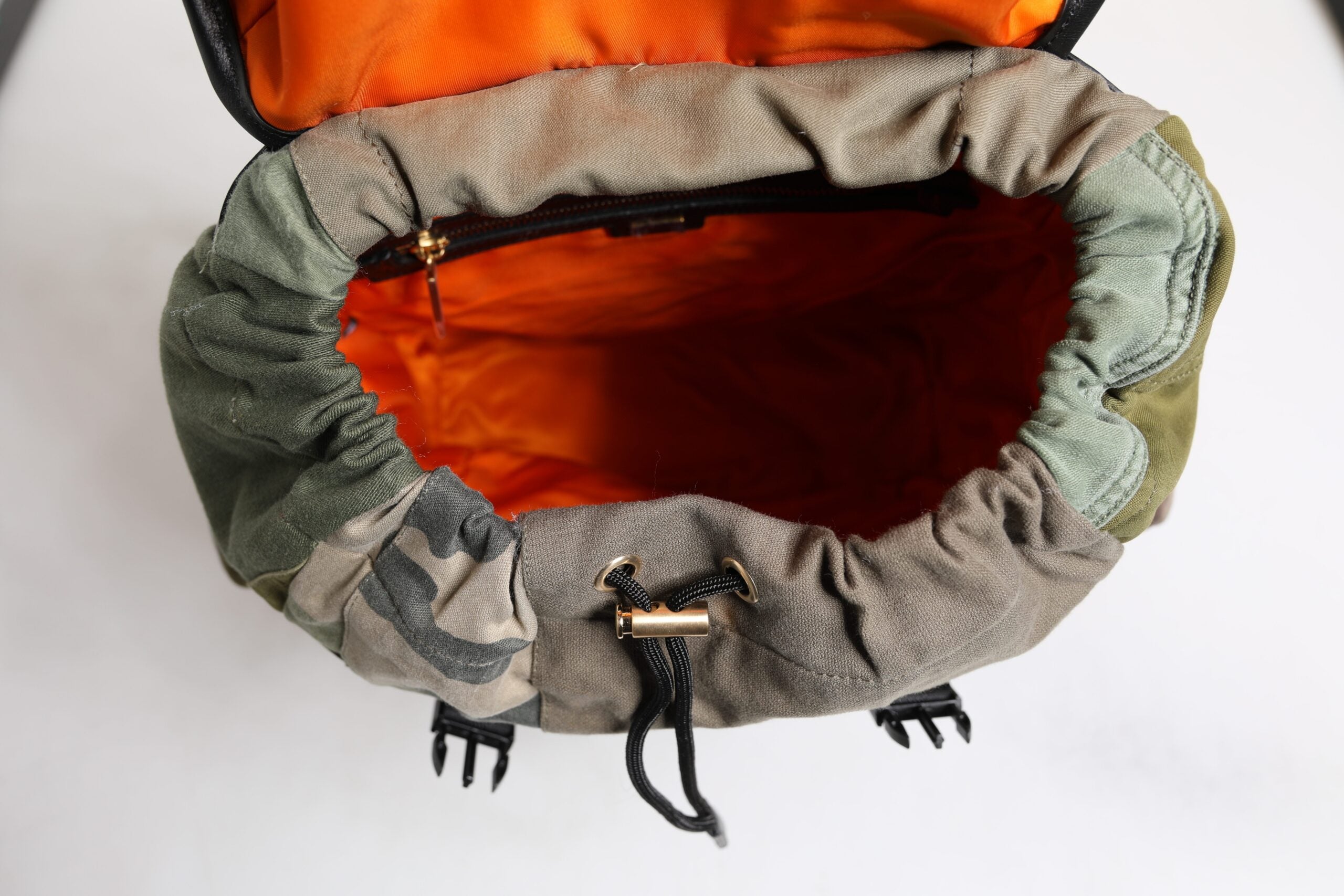 Sac à dos de voyage militaire vert patchwork de Dolce & Gabbana, avec plusieurs poches et détails en tissu robuste.