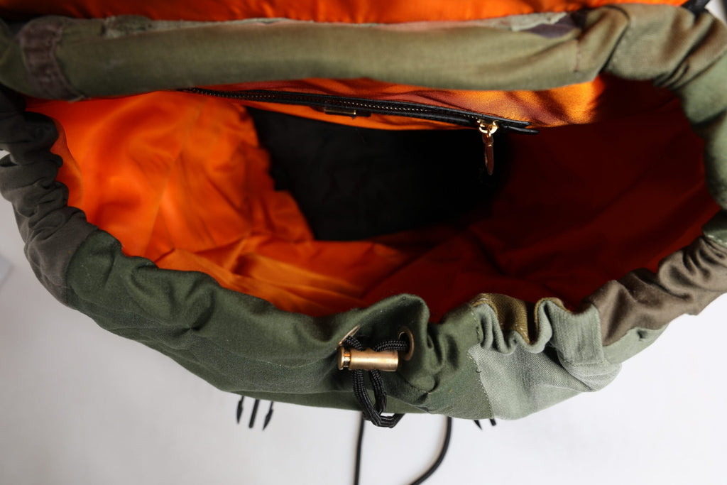 Sac à dos de voyage militaire vert avec patchwork Dolce & Gabbana, design élégant et pratique pour les voyages.