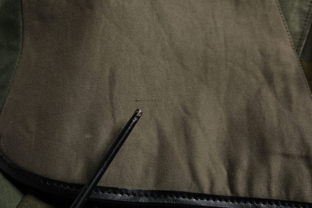 Sac à dos de voyage militaire Dolce & Gabbana avec patchwork vert olive, design spacieux et élégant, vue de face.