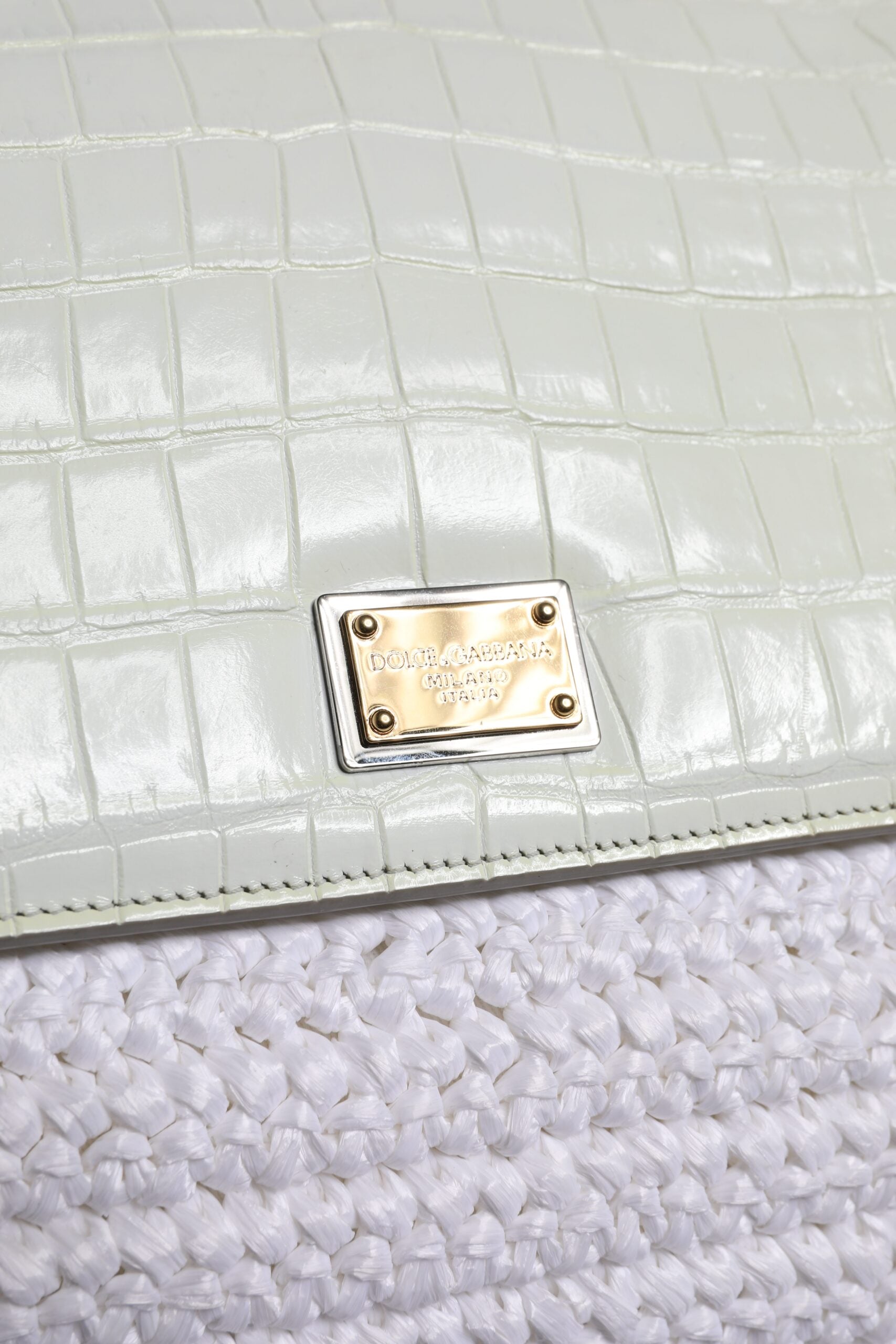 Sac à main Dolce & Gabbana en cuir blanc avec poignée en raphia, sac bandoulière élégant et tendance.