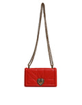 Sac à bandoulière Dolce & Gabbana en cuir rouge matelassé avec chaîne, destiné à contenir un téléphone et des petits objets.