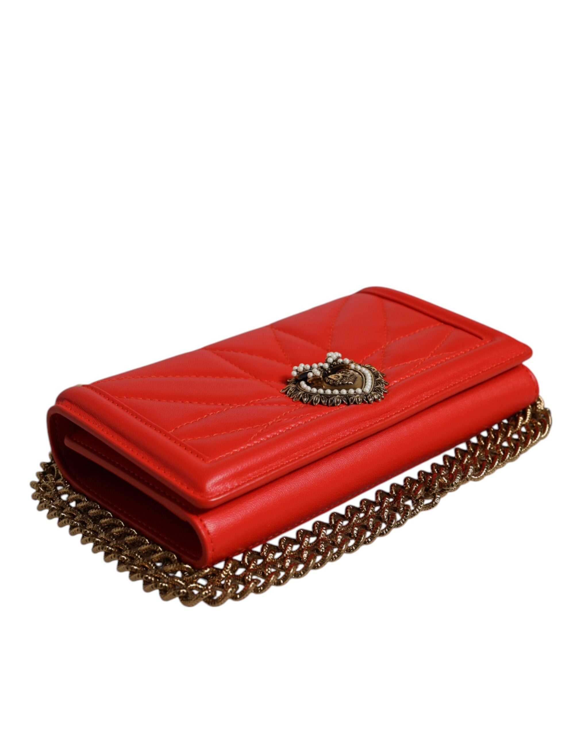 Sac à bandoulière Dolce & Gabbana en cuir rouge matelassé avec chaîne, couvre-telephone et design élégant.