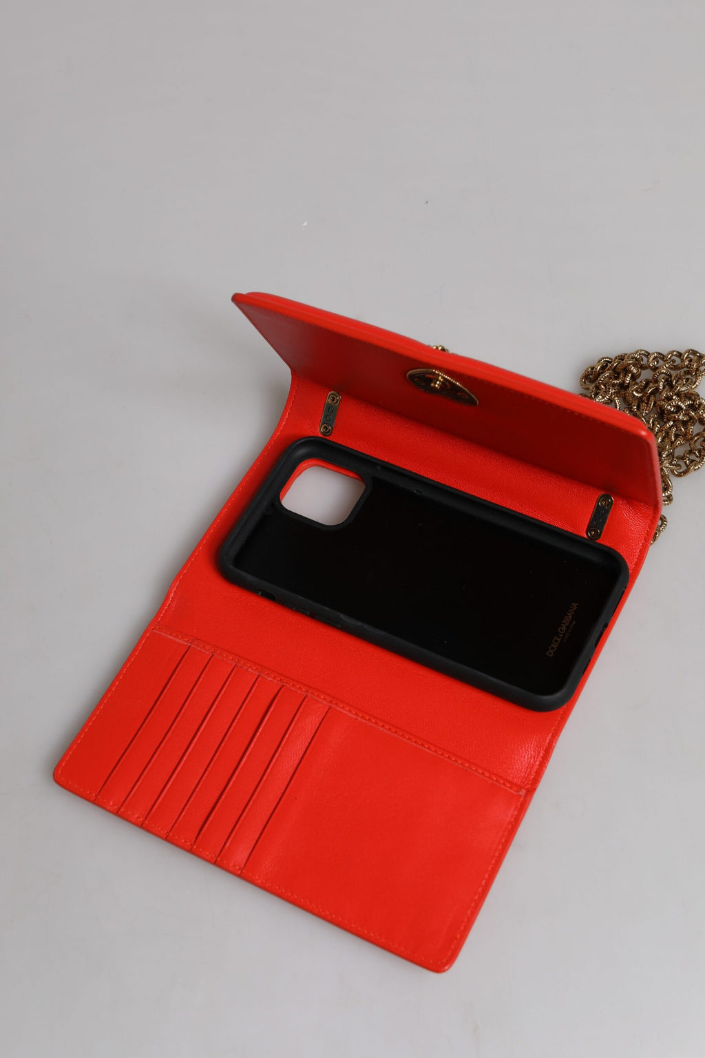 Sac à bandoulière Dolce & Gabbana rouge en quilté avec chaîne, couverture pour téléphone et design élégant.