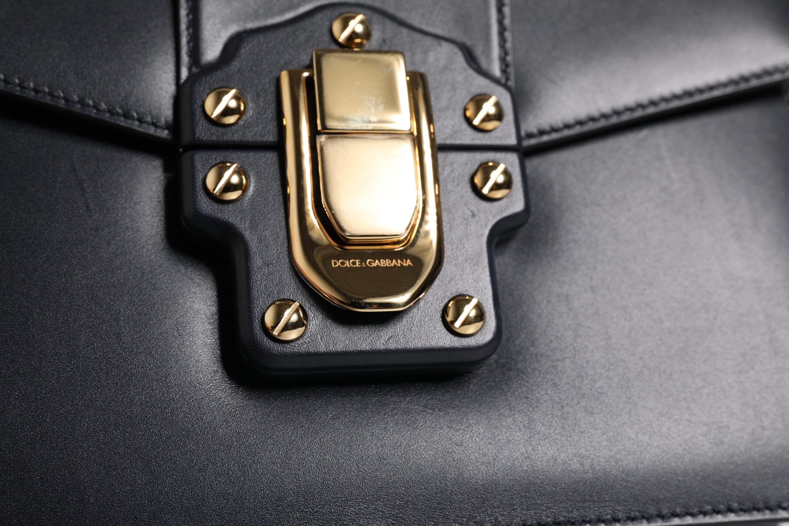 Sac à bandoulière en cuir de veau noir de Dolce & Gabbana, élégant et sophistiqué, avec bandoulière amovible.