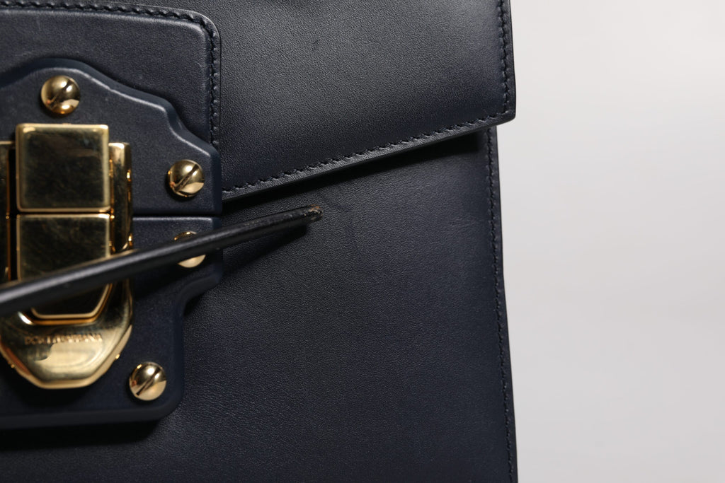 Sac à bandoulière en cuir de veau noir de Dolce & Gabbana, élégant et sophistiqué, avec bandoulière ajustable.